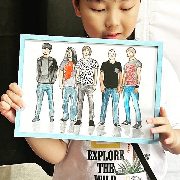 꼬마 YB 팬 🎸
대학로 축제 때 우연히 윤뺀 공연을 보고 
완전 빠져버린 범준이^^
전국 노래자랑, 학교 장기자랑, 피아노 연주회
모두 윤뺀과 함께ㅋㅋ
그림과 앨범까지 만들다니!!
윤뺀이 알아주셔야 할텐데ㅋㅋㅋ
울 아들 즐거운 삶에 기여하고 계신 분들^^
(YB밴드에게 보여 드리고 싶다♡)

#yb#윤도현#윤도현밴드#초등3학년
#최연소팬?#그림#앨범제작ㅋㅋ
#엄빠랑#음악취향#맞는구만
#오래오래활동해주세요🙏