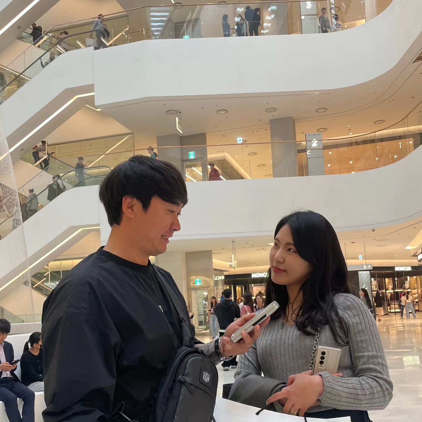 오빠 나 뭐사줄꼬양?
오늘 저녁은 뭐먹엉?
검색하는거양?
.
.
더 현대가면 여기서 꼭 사진찍어야한다며?
성공 ✌️ 
이거 다 구경하려면 몇번은 가야할거같은데 또 갈까?
.
.
이상 병원에 입원중인 다죠이
#다죠이그램