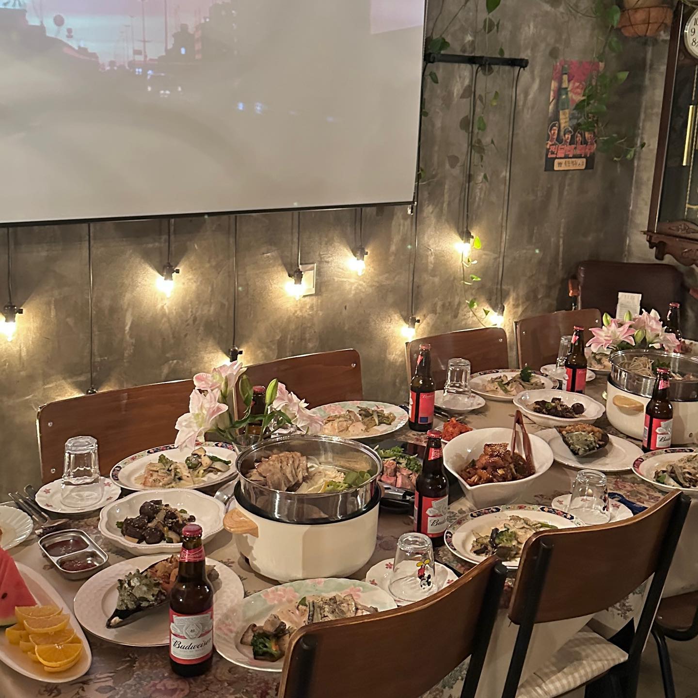낭만가득 제주 첫날 💫
 
나 이제 제주도에 아는 사람 생겨따ㅏ야호-🍊
서핑하러 같이 갈 앞으로의 제주도민 언니도 생겼고 
언니네 간다고 하면 같이 가줄 지인들도 생겼고
앵기는 맛 미치는 문숙이도 있고 🫶🏻
 
 
#언니네시골집