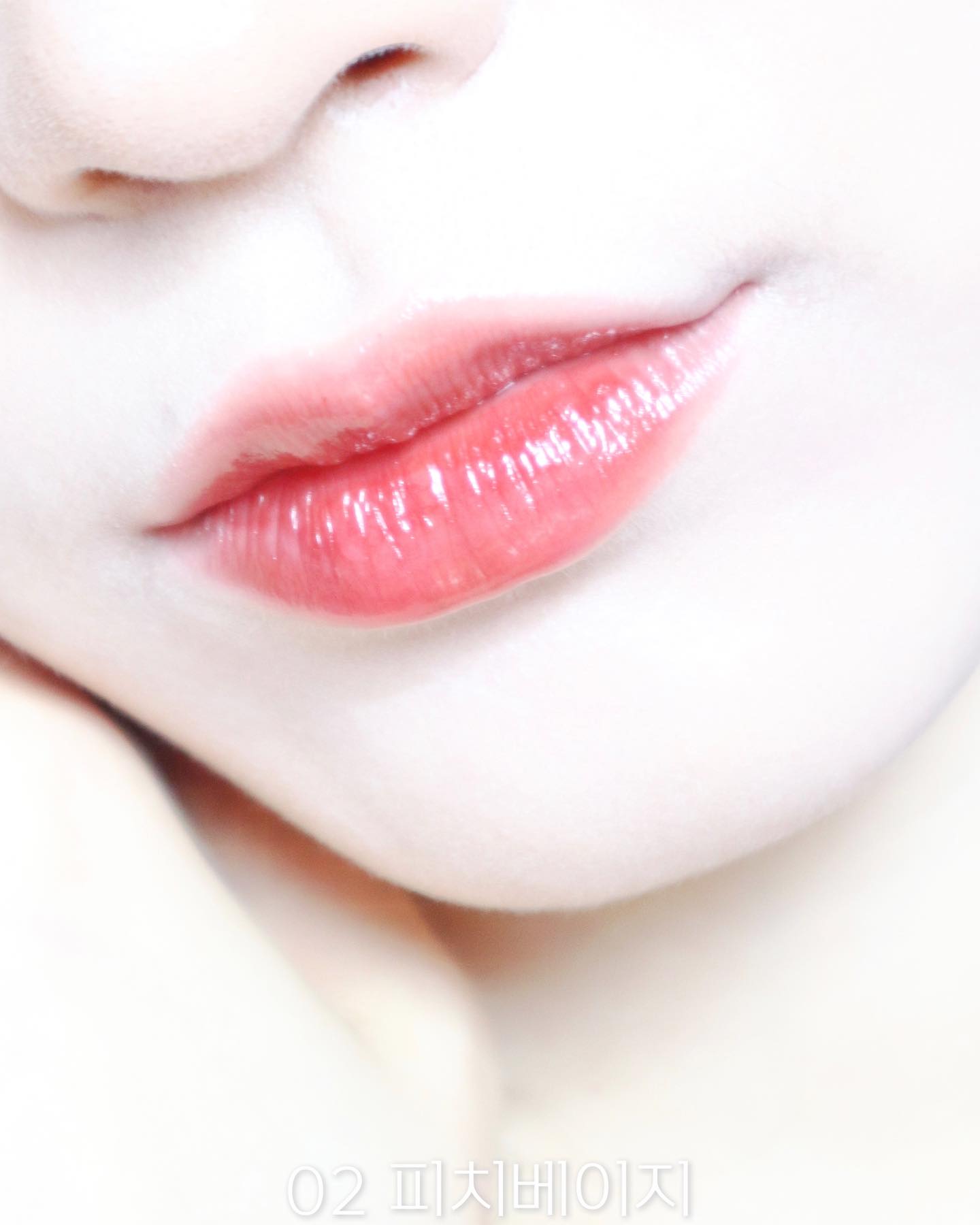 #협찬 무보정 Only 조명빨✨
남친이 더 좋아하는 앵두 입술 만들어주는 틴트👄

요즘 데일리로 바르고 있는 파우치 필수템🫶🏻

02피치베이지 컬러는 한 번만 바르면 여리여리한 느낌!
(첫번째 사진, 두번째 영상 참고)
바르면 바를수록 선명해져요!

무엇보다도 수정 화장할 일이 거의 없다는거~
입술에 착색되서 음식 먹고도 그대로 유지되요🫢

각질 부자들 손드세요🤚🏻
각질도 잠잠해지고 앵두 같이 탱글한 입술 만들어주고
없던 남친도 만들어주는 마법같은 틴트💗

<메리쏘드 앵두핏 글로시 틴트>

#메리쏘드 #메리쏘드앵두핏글로시틴트 #앵두핏글로시틴트 #메리쏘드틴트 #글로시틴트 #앵두핏틴트 #촉촉립 #글로우립 #물먹립 #merythod