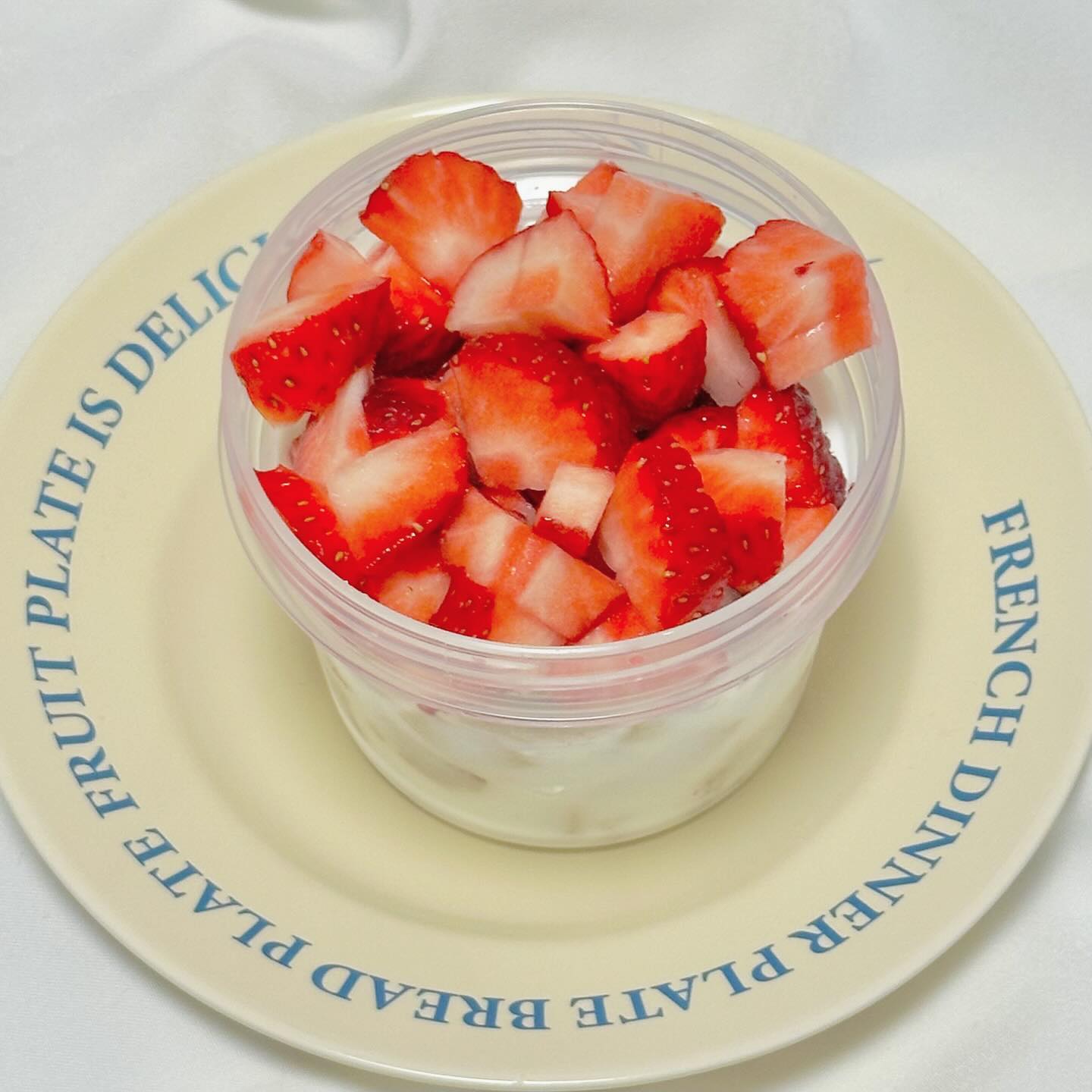 🍓잇포레스트 오나오스콘 내맘대로 떠먹푸🍓
D-60 빵순이에게 이제 진짜 먹는 것이 제한되어있는데 유일하게 
먹는게 바로 잇포레스트입니다..ㅎㅎ 오니오스콘라인 되게 좋아히는데 이번에 떠먹푸해보자해서 해봤더니-! 너무 맛있쟈나요-!

일반 오나오 스콘 식감은 꼬동꼬동한 지우개 식감이라고 하자나요..?
제가 먹은 떠먹푸는 완전 촉촉 그잡채..💕

무가당 서울우유 요플레 100g + 잘게 잘라 넣은 스콘을 통에 잠길만큼 넣어주고 섞어서 냉장고 보관 후 자고 일어나자마자 꺼내가지도 딸기를 잘라 넣어주면 끝이에요! 촉촉하게 요플레가 스콘에 스며들어서 꼬동한 식감은 줄어들고! 딸기랑 먹으니까 상큼 달달 조합이었어요-! 

소금바닐라스콘으로 해먹었는데 그냥 먹으먄 슴슴한 맛을 색다르게
먹을 수 있어서 자주 애용할 것 같아요! 잇포 최고.. 사랑해요..🍓💕