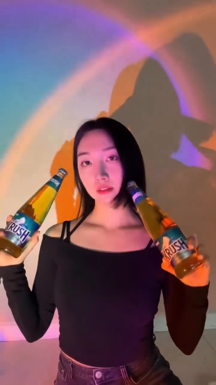 요즘 누가 #MUT샷 안찍어❓❓
유행이라고 해서 바로 저도 참여했어요👏
맥주잘알들은 다 먹어봤다는 신상맥주 #KRUSH
맛도 좋고 조명과 함께하면 
반짝반짝✨빛이난다❣️

연말 연초 파티엔 KRUSH로🍺
내가 끌리는대로 Crush on KRUSH🍻

#krush #무지개조명 #신상맥주 #카리나맥주