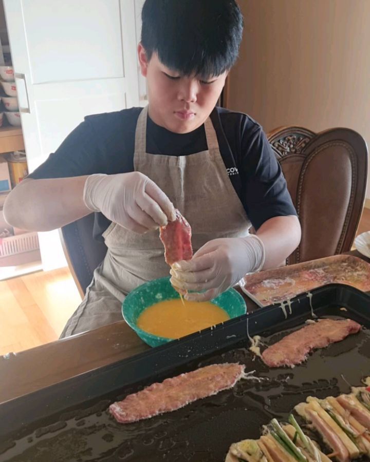 2024
지후가 요리사🧏‍♂️
엄마 돕는다며 시작~~!!이렇게 차분히 잘할수 있는건지.
만두만들고
전부치고~~~~~~~
끝까지 도와준 아들 고맙다.
#설음식준비 #마음편한설날  #자상한내아들