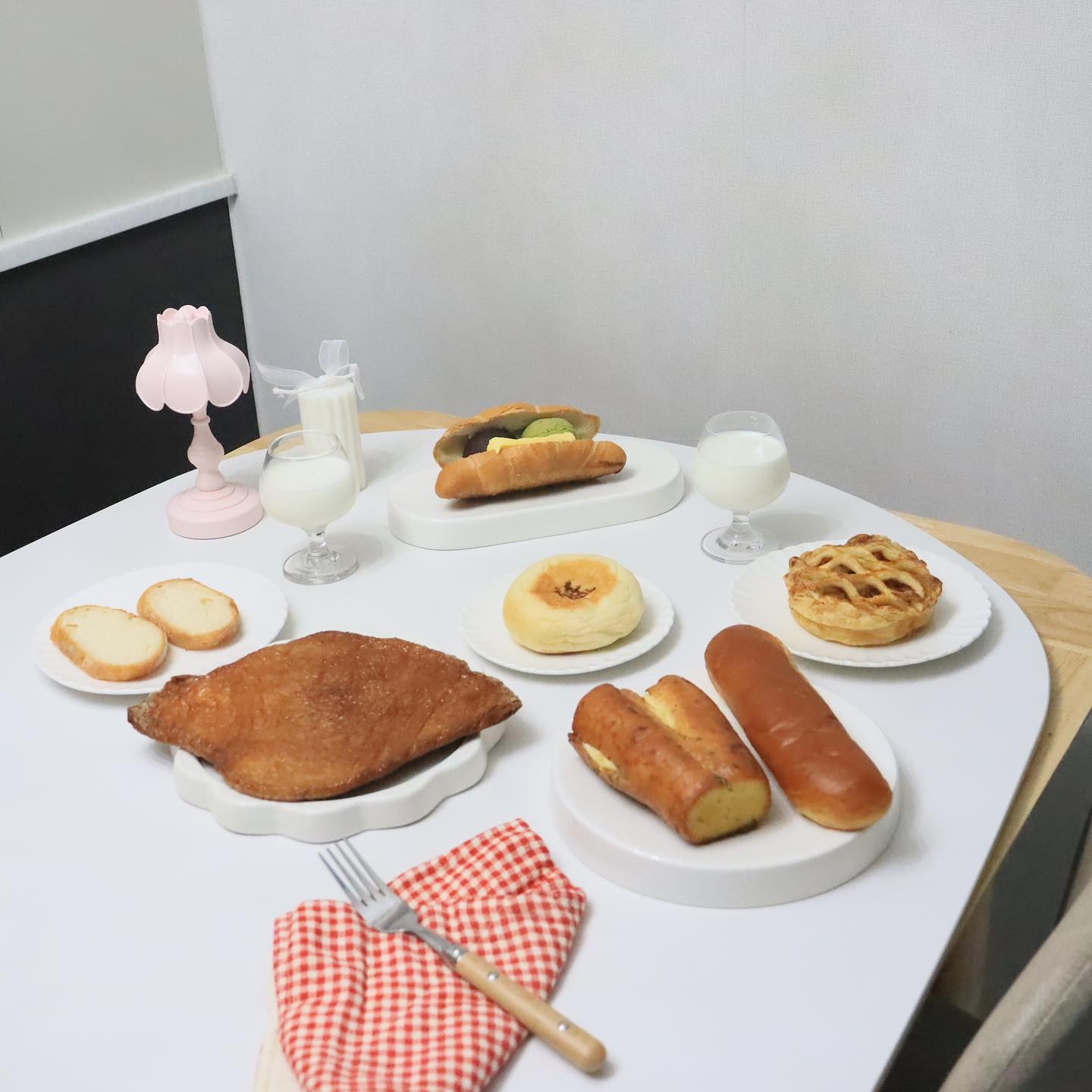 #협찬
eats_hyundai vezzly_bakery

현대백화점 부천중동점 지하1층
전체적으로 바뀌었는데 애들 옷사러
갔다가 킁킁!!
빵순이가 어떻게 그냥 지나칠수 있나요

크룽지의원조 베즐리!
크로와상과 누룽지를 합친
K-디저트 크룽지!
큰 대왕 크룽지도 있어요
6종류의 맛있는 소금빵도 있는데
그중 저는 앙버터소금빵!
쫄깃한 식감에 단 농도도
선택가능한 탕종탕종 앙금빵도 인기 쵝오!

맛있는 빵 골라골라 담아와서
우유랑 같이 집에서 아이들이랑
간식으로 먹었는데
너무 행복했어요~

또 빵사러가야겠어요~♪
베즐리 현대백화점 중동점
경기 부천시 원미구 길주로 180 (중동, 현대백화점 중동점)

#중동맛집 #부천중동빵집 #부천시청역빵집 #크룽지추천 #원조크룽지 #현대백화점 #현백중동빵집추천