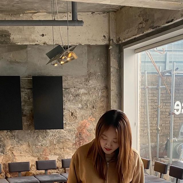 나현 on Instagram: "#광고 카라 블루종 스웨이드 자켓 비건스웨이드 자켓입구 봄 준비 완료 •• 🧡 - 루즈~오버핏 실루엣 바탕으로 제작된 아이템 - 투웨이 지퍼 / 전체적으로 크롭 기장 - 은은