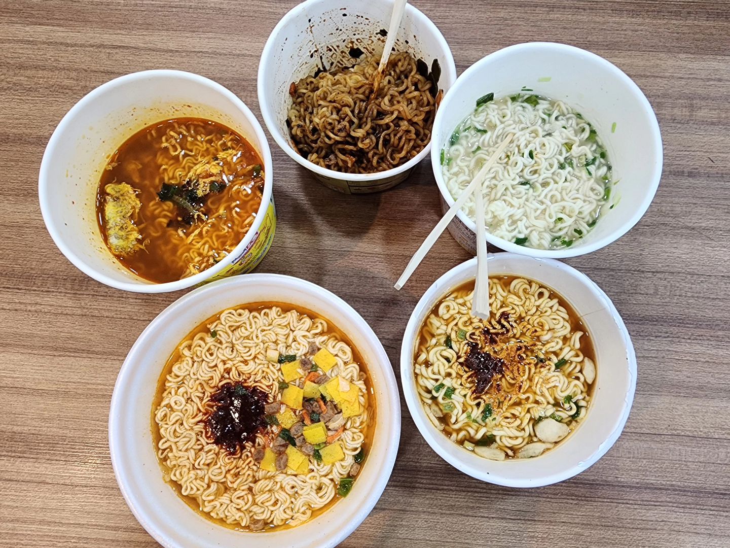 출출~~~ 
샘남편이 카드줄 땐 괜찮다고 하거나  하나씩만 사더니... 🤣

오늘 내카드로 산다고 하니,  우르르 다같이  편의점 출동! 😙
이것저것 잘 고르는구만!ㅋㅋㅋㅋㅋ 🤩
예린이 도시락면 빠졌네~ 

6명이서, 라면겹치는게 없다. 
.
.
#중2 #고2 #고3 #쉬는타임 #출출할땐 #라면이지 
#너구리라면 #사리곰탕면 #왕뚜껑라면 #짜파구리 #도시락면 #참깨라면 #다양해 #금요일 #꿀맛