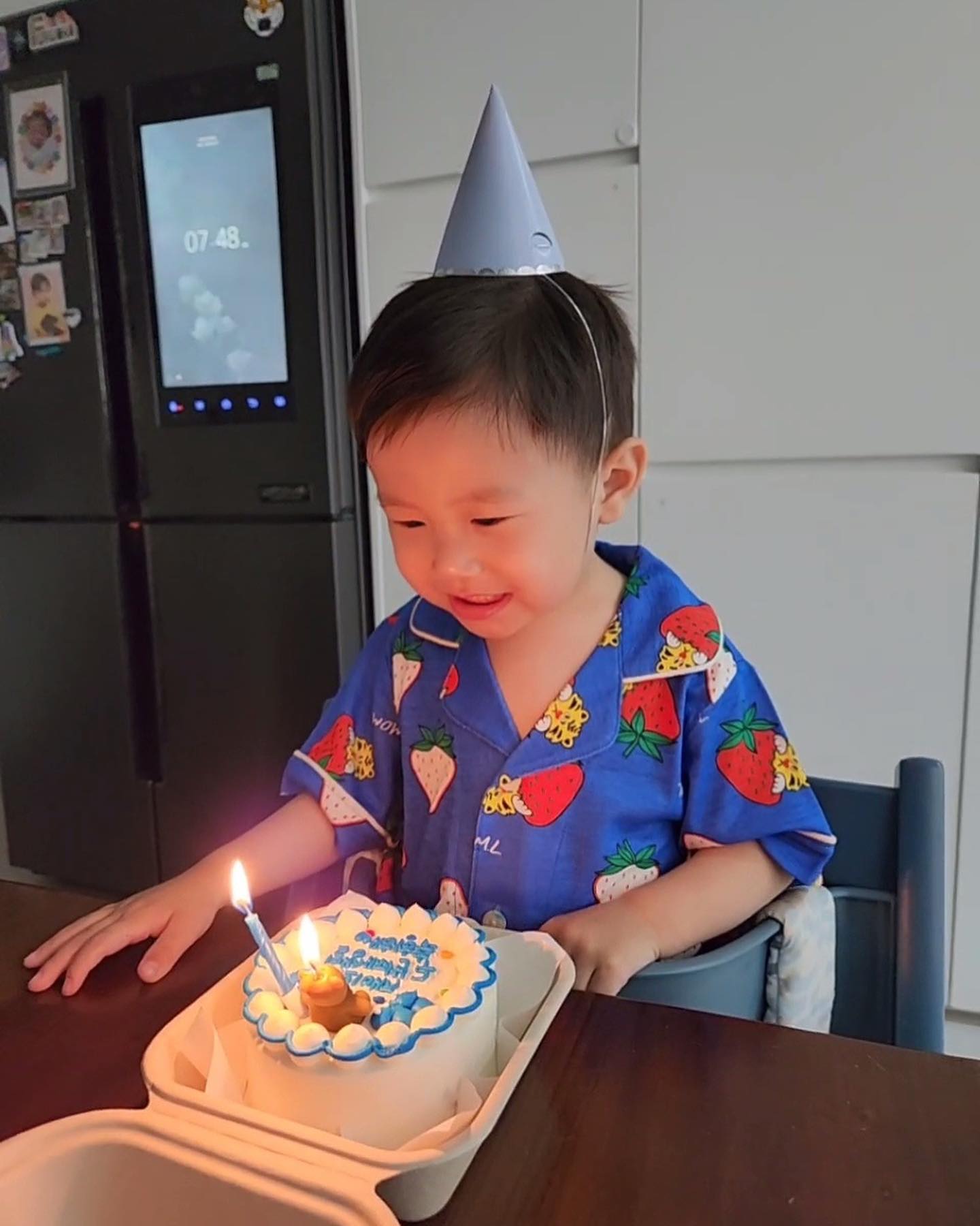 엄마이빠가 세상에서 제일 사랑하는 재이의 두번째 생일 ᐕ)ﾉ🎉

촛불놀이가 너무 재밌어서 열번은 끄고 불고 ..•͈ᴗ•͈
지금처럼 건강하고 행복하게 지내자 이쁜아➰🤍

#생일파티 #730일