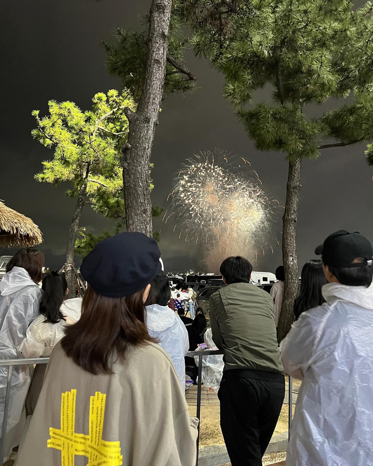 차크닉하러 갔다가 갇혀 
사람많은거 질색이라
아주잠깐 영상만 찍고
영일대소디스커피 카페에 앉아
유튜브라이브로 보았던 영일대불꽃놀이
ㅋㅋㅋㅋ #사운드만생중계 #집에좀가자