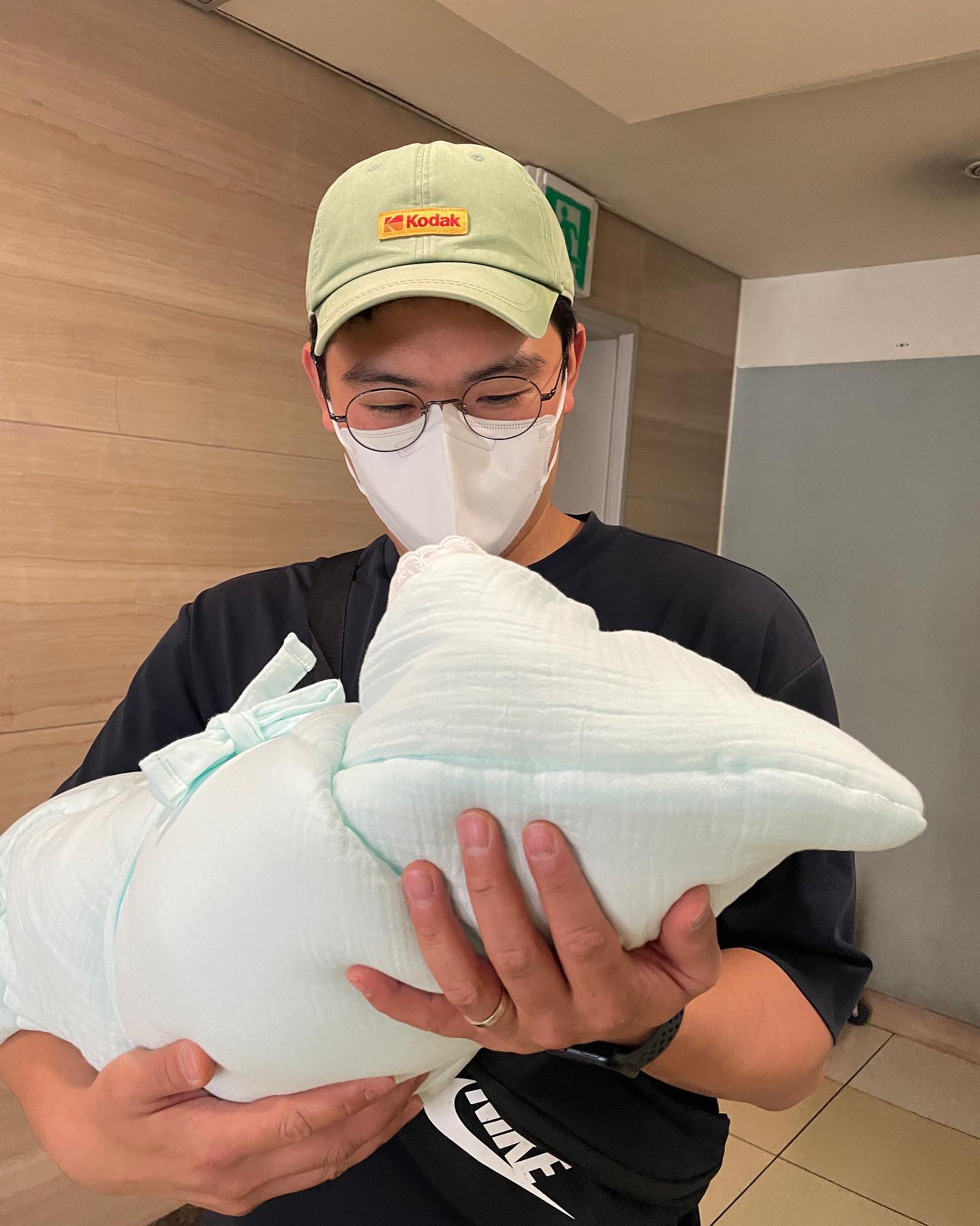 드디어 애기 안아보는 오빠♡︎
눈을 못 떼는구만

드디어 조리원 들어왔드아ᕕ( ᐛ )ᕗ
병원침대에 있다가 오니까
호텔이 따로 없다 후♥︎