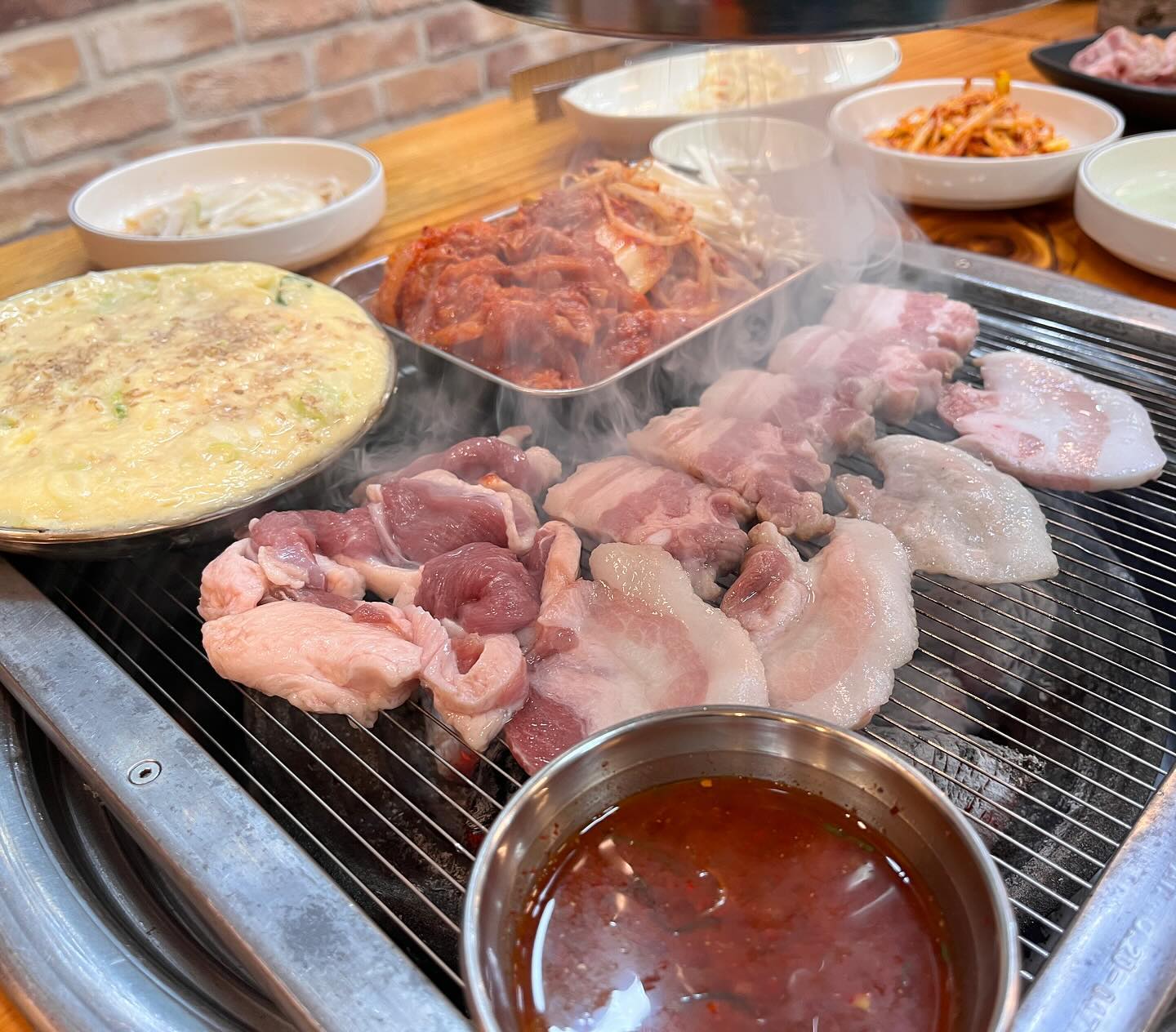 #협찬 #생고기가#초지동삼겹살
.
계란찜부터 된장국 국수까지 기본제공 푸짐한곳!
생고기 숙성고기 모두 맛있는 생고기가에요
기본찬이 너무 알차게 잘나오는 곳🐽
.
20일 숙성삼겹 16
명품돈차돌 16
생오리 15
.
20일 숙성삼겹은 초벌되어 나오는데 
두툼하고 육즙 가득 풍미가득한 삼겹이에요
와사비얹어서 먹고 구운김치랑도 먹어줘요
너무맛있어요 꼭 주문해주셔야 합니다
명품돈차돌은 차돌이지만 두툼하구요 식감이
쫄깃해여! 왜 명품이라 하는지 알겠어요 인정👍🏻
함께주는 빨간 젓갈장에 찍어먹어도 맛있구요
고기싸먹는 국수를 기본으로 주는데 같이 먹으면
깔끔하게 맛있어요 ☺️
갈비와 고민하더 생오리로 주문했는데
신선하고 맛있어요! 쫄깃하고 육즙 풍부하네요
기본으로 나오는 된장국도 양도많도 두부도 한가득
맛도 좋아요 불판에 올려주는 계란찜과 구운김치가
고기맛을 더 살려주네요~
매장도 넓고 파티션이 있어 부분부분 공간을 
나눌 수도 있어서 단체회식하기 좋은 장소 입니다
직원분들도 친절하고 고기도 맛있는 곳❤️
.
#초지동고기집#초지동돼지갈비#안산생고기가#초지동고기맛집#초지동삼겹살#초지동고기집#초지동갈비#초지동돼지갈비#초지동회식#초지동맛집#안산고기맛집#안산갈비맛집#안산돼지갈비#안산돼지갈비맛집#안산초지동맛집#안산맛집 #먹팔맞팔