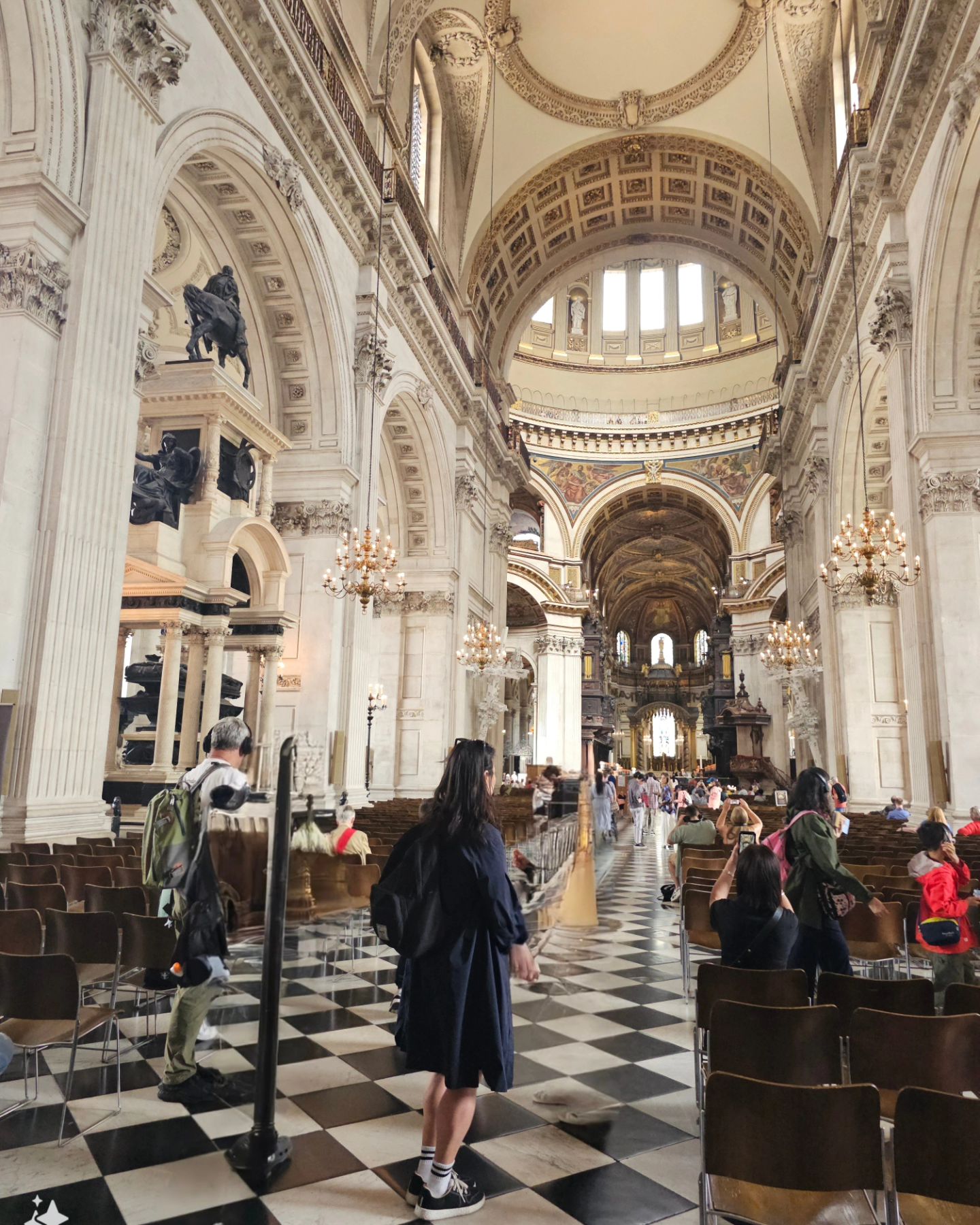 시간은 참 빠르구나 벌써  추억이 되어버린
영국 런던여행 세인트 폴 성당 (St Paul's Cathedral)
돔 형태로  규모도 대단했고 좁은 계단을
1161계단을 걸어서 빙빙빙 ^^ 골드갤러리까지
건축물 너무 아름답고 올라가보길 잘했다

#영국여행 #런던여행 #런던가볼만한곳
#세인트폴성당 #런던자유여행 #런던버스여행
#london #londontravel #londonbustour 
#SaintPaulsCathedral