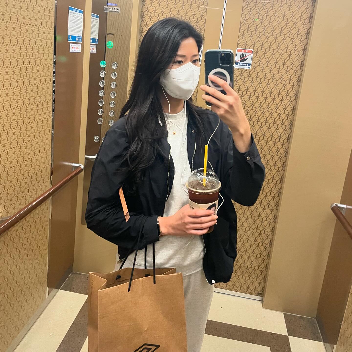 #목요일

혼자 밥도 잘먹고 카페도 잘가고 운동도 나름
괜찮았는데 클라이밍 여기는 적응이 안되네..🥹

동아리 같은건 생각만 해도 어색하고ㅠㅠㅠㅠㅠㅠ
재미는 있는데….. 불편해서 미쳐버리겠네 허허허허

#낯가림 #ISFJ #클라이밍 #이게맞나 #나만혼자야