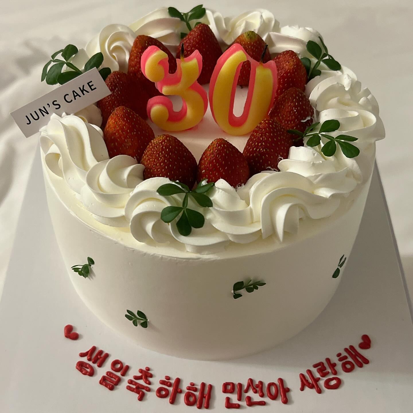 30대의 첫 시작, 베트남에서 받은 생일 축하

과일이 맛있는 베트남산 생크림 딸기 케잌, 딸기는 한국이 더 맛있당🤭🩷

갖고 싶던 폴라로이드 카메라를 선물로 받아서 더 좋았고
앞으로 추억 한장한장 더 소중하게 담아볼게요🫶🏻

#hbd #생일선물 #생일케이크 #케이크주문제작 #베트남여행 #베트남이벤트 #베트남케이크주문 #코닥 #폴라로이드 #thankyou #일상 #happybirthday