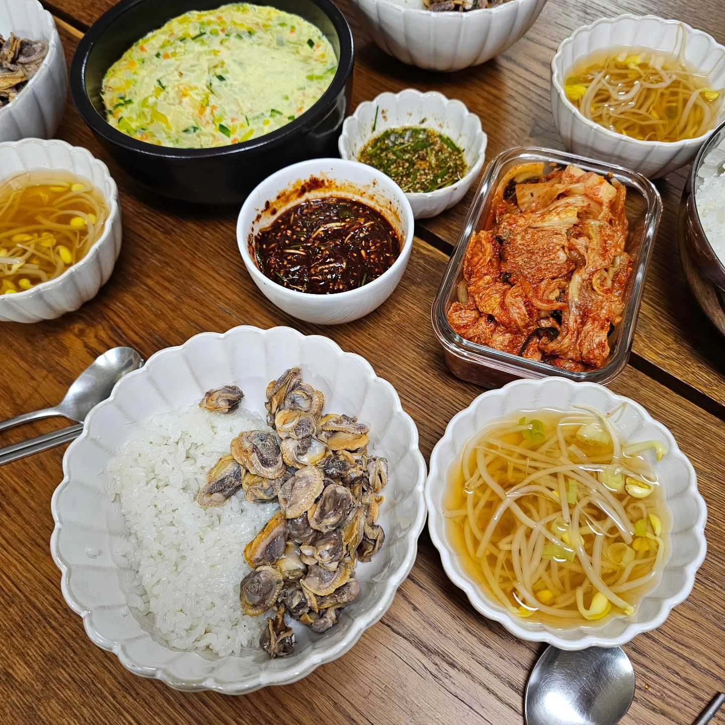 주말에 먹은거.

꼬막 1kg에3800원.
3kg사다가 한끼에 끝내버림..
삼남매 먹성에 다시한번 감탄을.

그래서 오늘 저녁은 뭐 먹어여?

#오늘의저메추 #꼬막비빔밥 #콩나물국
#나는뭐먹지 #굶길수도없고 #맛있는거먹고싶다
