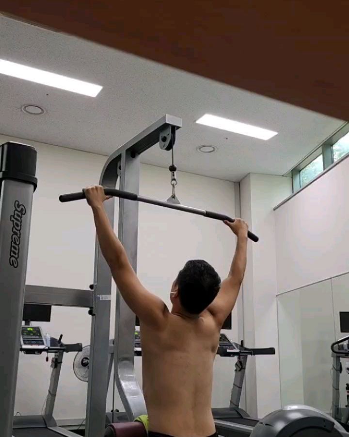 일욜 회스장엔 저만 있으니
과감히 벗고 운동했어요ㅋㅋ

체지방률이 22% 정도되는데
느리지만 조금씩 성장은 하고 있는듯해요.

통풍땜시 강제 금주하니깐
강제 다욧되네요ㅋㅋㅋ

최근 2주일간 술한잔도 안했습니다.
매일매일 최소 1병은 먹었는데

이참에 술도 끊어볼까해요

#오운완