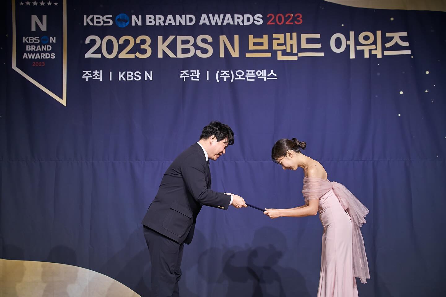 2023년도를 이루신 하나님 #감사합니다
하나님께 영광돌릴 수 있는 기회를 허락하심 #감사합니다
#예작음악사
#KBS시상식
#연말시상식
#브랜드대상수상
#리라클
#hug