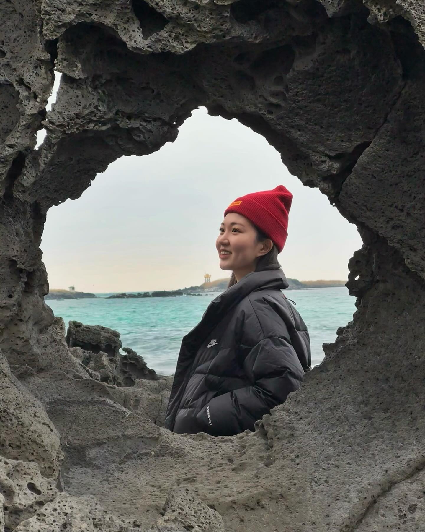 ⠀
⠀
새해에 고향을 다녀오고,
이번해는 많은 응원속에 더 용기를내고
삶의 도전들을 다양하게 해봐야겠다는
생각으로 1월을 보내고 있다 :-)
⠀
내가 태어날때 아주 멋지게 날아오르는
용꿈이 태몽이였다며, 용용🐉의 해인만큼
비상하라는 엄마의 말처럼 쫄지말고 도전!!
⠀
나답게 살 때 가장 아름답다 생각한다.
그럼 나다운게 뭘까? 나는 뭘잘할까? 라는 의문.
⠀
내안에서 찾은 답은, 나답게 살려면 오히려
역설적으로 나답지 않은 일들을 새롭게 경험하는것
그걸 먼저 해보면 좋지 않을까?
⠀
새로운 경험, 새로운 장소, 새로운 사람들을
겪어야만 진짜 내가 누구인지, 진짜 나다운 게
무엇인지 알 수 있는게 진짜 정답인듯 하다 😃
⠀
그래서 1월의 나는
재능기부만 했던 디자인을 팔고,
성공적인 다이어트도 잘 유지하고,
매일 책을 읽고 인사이트를 공유하고,
해보지않았던 절약과 소비습관을 만들고,
내 안에 생각들을 뭐든 기록해보려 한다.
⠀
그렇게 만들어진 1월에 내가 참 멋질듯 🫶🏻
⠀
⠀
#밝음이의나다운성공법
#제주여행
#창꼼바위
#제주인생샷