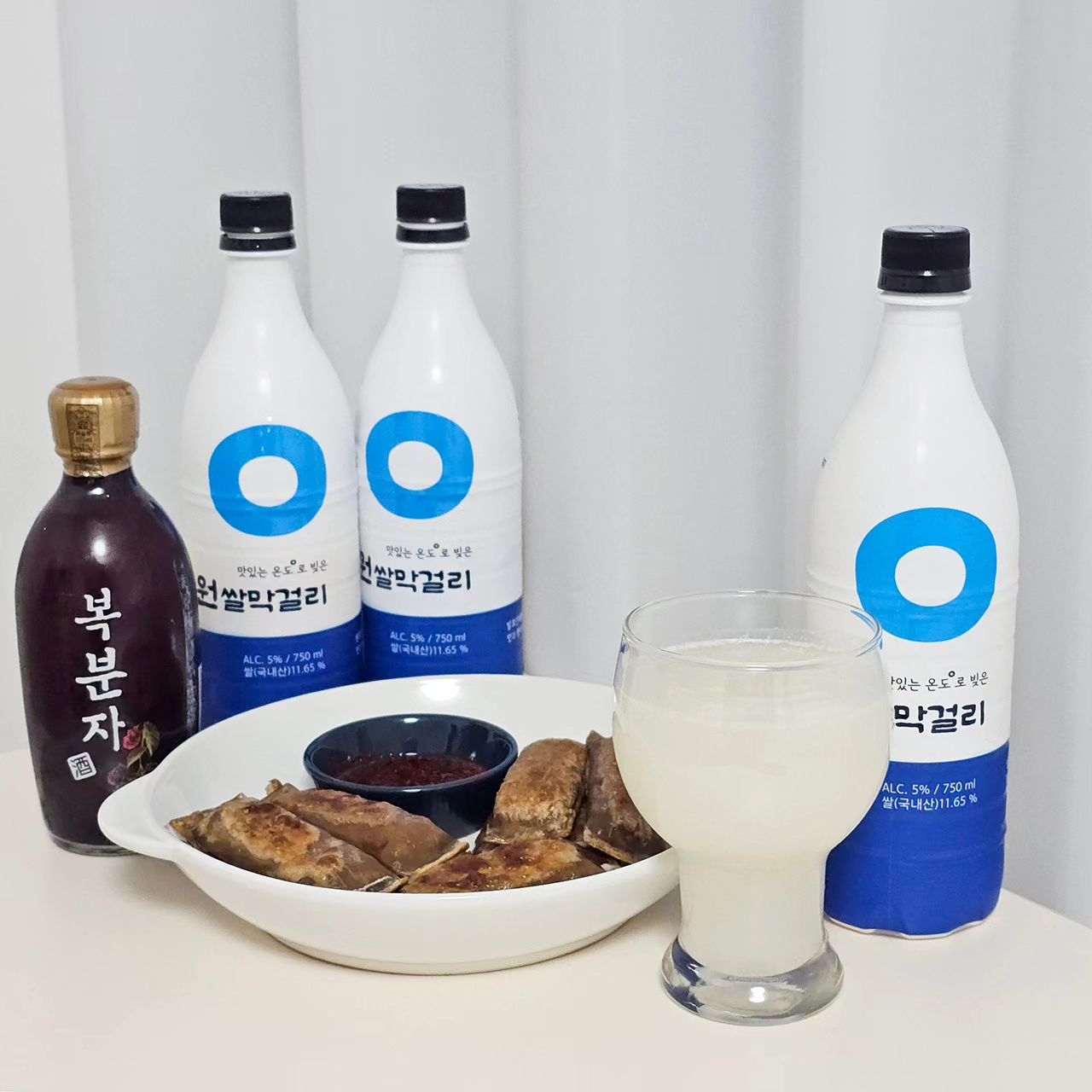 업체로부터 제공받은 제품입니다
#술픽 #원쌀막걸리

봄날씨라 그런지 꾸리꾸리하고
비도 자주오고 그러네요~
이런 날씨엔 역시 막걸리가 최고👍

원쌀막걸리는 이마트, 홈플러스 등
대형마트에서 손쉽게 구입할 수 있는
우리술 막걸리예요~
다른 막걸리보다 더 가벼운 무게감이라
목넘김이 부드럽고 라이트해요!
그래서 걸죽함이 덜하고 누룩향이 많이 나지않아
평소 향과 걸죽함때문에 막걸리를 꺼려하셨던분들도
가볍고 맛있게 드실 수 있을 것 같아요♥️

복분자가 남자한테 그렇게 좋다던데~~?!
하지만 전 맛있어서 먹어요 ㅋㅋ
달달쌉싸람한 맛과 적당한 알콜향으로
술분위기 내기 좋은 술이에요💕
무엇보다 잔에 따르면 색상이 예뻐서
여자분들도 무척 좋아할 것 같아요😍
.
.

#전통주 #막걸리 #막걸리추천 #전통주추천 #전통주선물 #맛있는막걸리 #막걸리안주 #대전막걸리 #이마트막걸리 #홈플러스막걸리 #대전대표막걸리 #복분자주 #복분자술