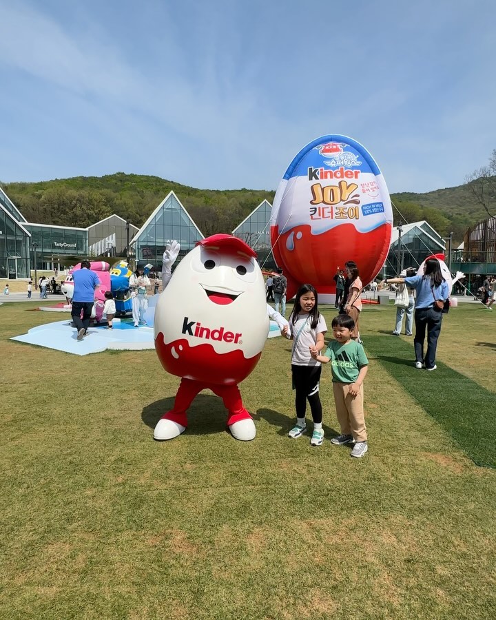 #주말일상 

곧 끝난다는 소식에 부랴부랴 다녀와봄
날짜보니까 어제 18일에 끝났네

이제 삼남매 정상적인 사진은 불가능인가🤣
그래 인증이라도 하자며ㅋㅋㅋ

첫째 영어학원 보충땜에 
시간은 촉박하고 마음은 급하고 에랏

둘러보고 쇼핑은 집중안되고
우리아들 장난감 지갑 털리고ㅋㅋ
엄마가 지나가는 길에 이쁘다해서
커피잔 세트 하나 사드리고 

동네 와서 첫째 기다리다가 
저녁 메뉴 뭘 먹을까 결정장애 
먹고싶은게 하나같이 다 달라🤣

연애할때 가보고 백만년만에 간 
새마을식당 아이셋과 엄마랑은 처음
우리 고기 몇인분 먹은거야ㅋㅋㅋ

디저트로 동네 빙수집 오오😍👍🏻

#킨더조이팝업 #킨더조이
#주말나들이 #삼남매 
#새마을식당 #소미당