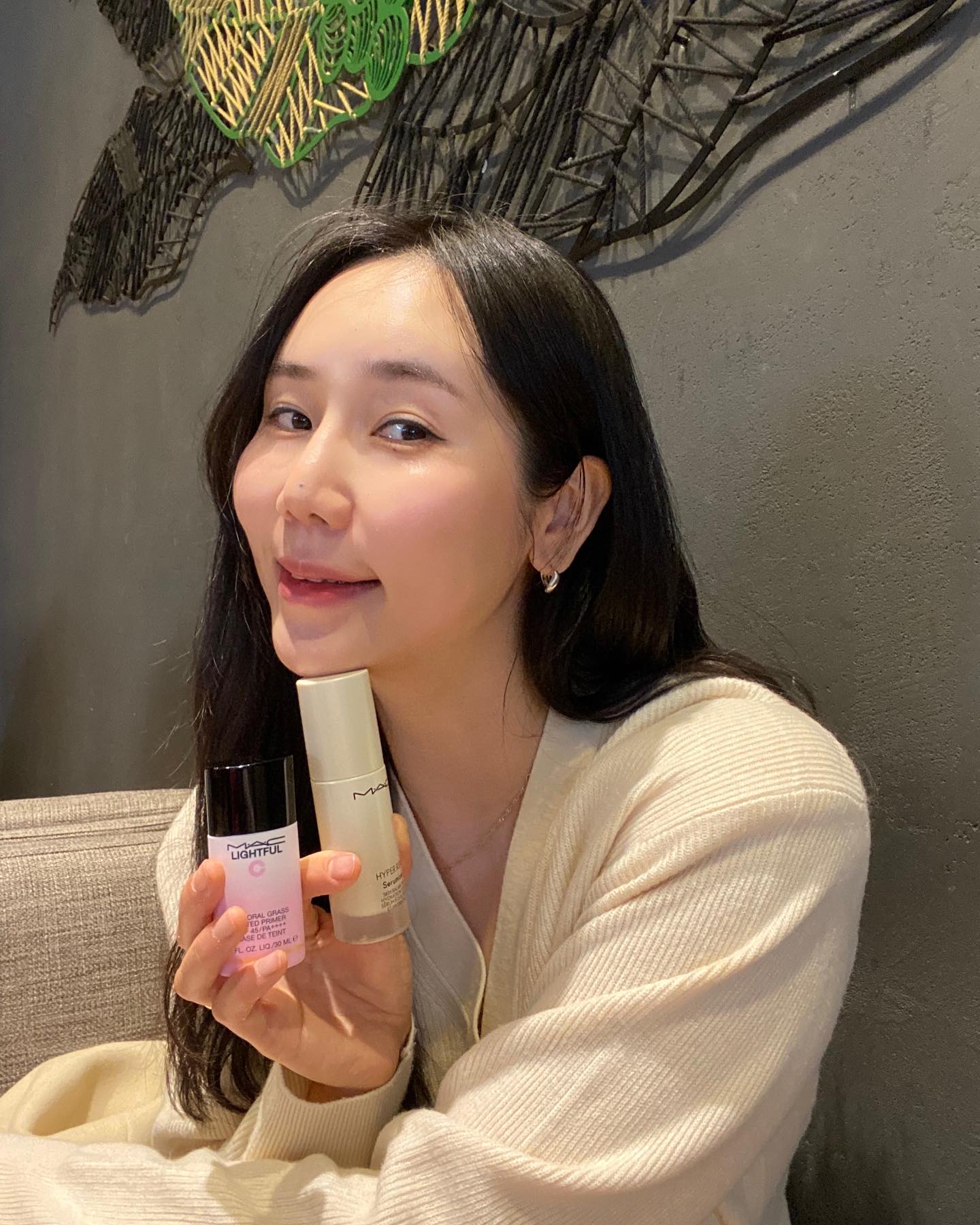 #제품제공 maccosmeticskorea

난 지금 #MAC 으로 톤결 정리중💄
톤결케어 시너지 루틴으로 꼭 추천하고 싶은
하이퍼 리얼 세러마이저와 로즈 톤업 베이스!!

갓 피어난 꽃잎처럼 매끈하고
투명한 광채 피부를 연출해주는 맥 스킨케어&베이스 루틴인데요!

#하이퍼리얼세러마이저 의 우윳빛 속 금빛 물결 제형이 주는
빛나는 광채는 기본✨

탄탄해진 피부 장벽과 매끈해진 피부 결 위에,
가벼운 #로즈톤업베이스 를 얹어주면
화사하게 빛나는 톤업 수분 광채 피부 루틴 완성!!!

메이크업 이틀 동안 안지운 푸석한 피부 위에
세러마이저로 광채 뿜고, 
톤업베이스를 얇게 깔아주니 메이크업 첫 날로 돌아간 너낌!!
두 제품 시너지 장난 아니에요🥹

베이스 UV 차단 기능은 진짜 신의 한 수!! 
초간단 맥 #톤결케어 듀오로 적극 추천드려요~~😁
-

#꽃결세럼 #꽃광베이스 #맥톤결케어 #맥꽃결듀오 #맥스킨케어 #맥 #스킨케어추천 #싱글즈 #인품사 #뷰티 #패션 #뷰티인플루언서
