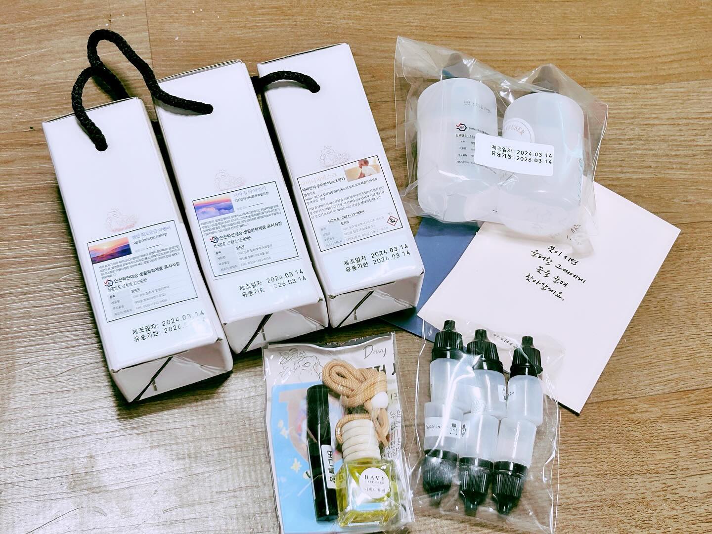 ㅋㅋ 간만에 지른 #다비디퓨저 🥳 
언제든지 내 멋대로 맘가는대로 가지고 다니면서 잘 쓰고 있다.
엄마랑 커플로 쓰는 #향수 도 있고 쟁여놓으면 괜히 뿌듯해진다.ㅎ
#엄마랑커플향수 말고도 다른것도 커플로 해봐야징. 

#다비디퓨저 #향수 #디퓨저 #머리안아픈향수 #쟁여놓기 #샘플도좋아💕