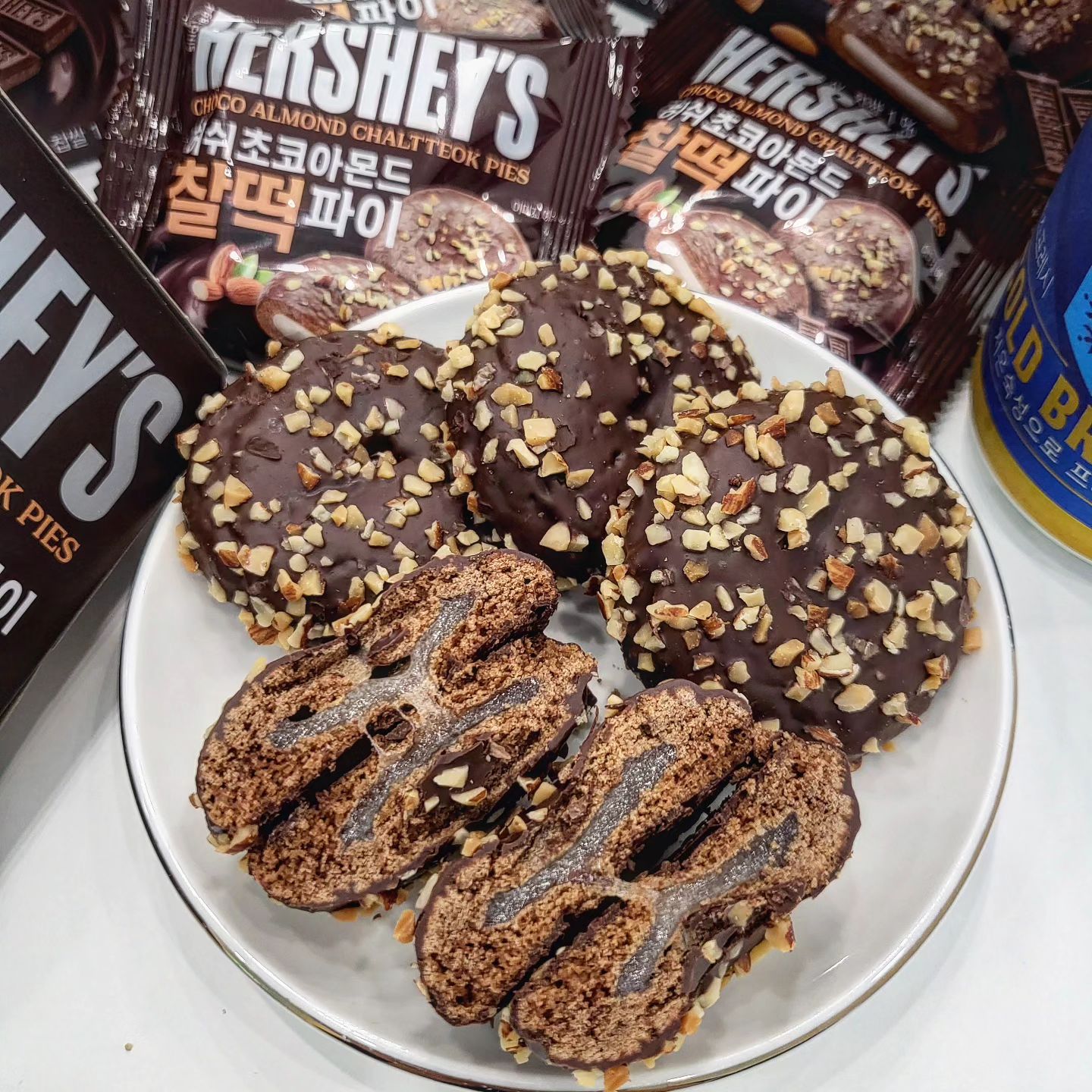 #협찬 허쉬 초코아몬드 찰떡파이🍫 

허쉬의 매력인 깊은 풍미의 초콜릿 코팅에 아몬드분태가 가득 뿌려진 파이 디저트 신상‼️ 

쫀득한 찰떡과 꾸덕한 파이의 찰떡조합
한박스에 4개가 들어 있어서 간편하게 먹기 조쿠요😎 

파이를 허쉬 코코아가루로 만들어 고급스러운 초코의 달콤함이 가득해서 고급스럽게 당충전 완료🫶 

100% 국산 찹쌀과 불포화지방산이 가득한 아몬드로 오독오독 씹히는 아몬드가 가득 뿌려져있어서 식감과 고소함🆙️🆙️ 

미국 초콜릿 전문기업 허쉬에 딱 어울리는 신상 프리미엄 디저트인거 인정인정👻 

구매는 GS25, 이마트24에서🫶 

#신상과자추천 #신상과자리뷰 #편의점과자신상 #편의점신상 #편의점신상리뷰 #초코덕후과자 #간식추천 #초코과자 #찰떡파이 #허쉬초코아몬드찰떡파이 #허쉬찰떡파이 #허쉬파이 #허쉬