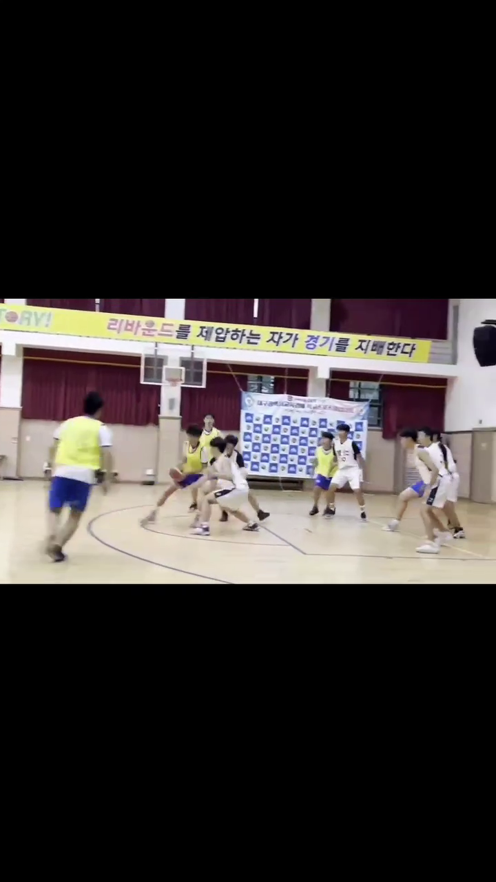 수직 플로터 🏀💥
.
.
.
.
#농구 #🏀 #basketball #trickshot #06
