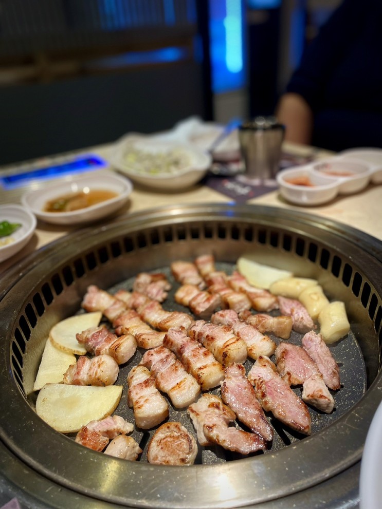 [공덕 맛집] 두껍삼 마포점| 공덕역고기집, 입안에서 터지는 육즙의 향연!