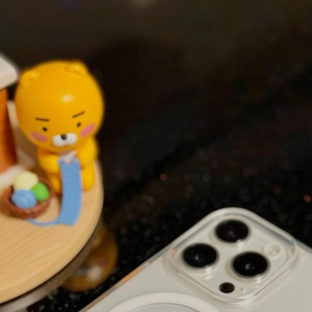 Arnold Kim(쫑특파원) on Instagram: "#광고 여러분 아이폰 쓰시는 분 많으시죠? 전 다양한 아이폰 케이스 써봤는데 제일 무난한 투명한 케이스가 가장 좋은 것 같더라구요 ㅎㅎ 그리고 이 중 맥세