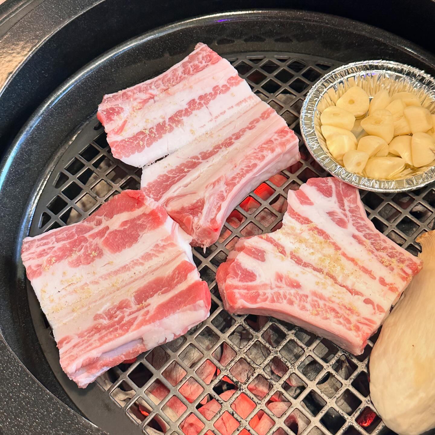 #협찬 #이씨네푸줏간동명점

숯불에 직접 구워주는 고기맛집✨
⠀
✔️생갈비 17,000원(대표)
✔️통삼겹 16,000원
✔️닭발 한접시 17,000원
✔️날치알주먹밥 4,000원
⠀
📍광주 동구 동명로 48
☎️070 - 7585 - 9293
⏱️16:30-23:00
⠀
⠀
⠀
⠀