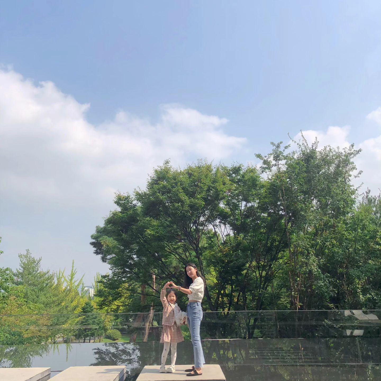 #유라그램
_
저 오늘 저녁 이후에 무지 바빴고등요...?
유라 공부도 봐줘야 되구
주방정리도 해야되구
유라 씻겨야 되구
내 공부도 해야되구...
그러다보니까 유라를 재우던 시간을
훌쩍 벗어날 거 같은 거에요😭
_
그래서 유라한테 
먼저 들어가서 누워있어
그러면 엄마 공부마저 하고 들어갈게
했더니 알았다구 들어가서 눕긴 누웠는데
한.. 5분?10분? 지났나...?
_
갑자기 훌쩍훌쩍 하는 소리가 들린다 싶더니
유라가 식탁으로 울면서 나오는 고에요👀
무슨 일이야? 왜 울어? 했더니
엄마가 옆에 없으니까 외로워서...
띠용🙄
_
저희 집이 무슨 대궐이나 궁궐마냥
드넓은 그런 집이라서 주방까지 오는데
무슨 10분 20분이 걸리는 게 아니구요
코딱지만한 집이라서 안방문 바로 앞이
식탁이 있고 주방이 있어요...
침대부터 식탁까지 5-10걸음도 안 되는데
지 옆에 안 누워있다고 외롭다는 게
말이냐방구냐 싶었지만!!
매우매우매우 속이 터져서 소리치고 싶었지만!!
꾹꾹 내리눌러가면서
_
그랬어? 자 눈물 닦자
근데 엄마 생각에 울 일은 아닌 거 같은데?
다음부턴 혼자 울거나 혼자 참지말고
엄마한테 와 알았지? (끄덕끄덕)
이제 어떻게 하고 싶어?
엄마 옆에 있고 싶어
그래 그럼 엄마 앞에 앉아있어
엄마 거의 다 풀었어 (끄덕끄덕)
_
하... 결국 좀 전에야 겨우 재웠다는 고...
그냥 침대에 누워있기만 하라는데
그게 그러캐 어려운 일인가 싶구요?
방문 꽉꽉 닫고 어두컴컴한 것도 아니구요
방문 활짝 열고 주방 불도 켜놔서 훤한데🤣
_
아쥬 복장이 터질 뻔 했지만
화 안 낸 나 자신 칭찬해...👏🏻
남들은 뭐 그런걸로 화내냐 하겠지만
매일, 같이 있는 매순간 저런 식이면
부처님이 와도 화 내실 걸요?ㅋㅋㅋㅋㅋ
_
암튼... 저도 이제 좀 쉬어보께요ㅠㅠㅠㅜ
다들 오늘 하루도 고생 많으셨어요
우리 모두 좋은 꿈, 대박 꿈 꿔요
굿나잇⭐️