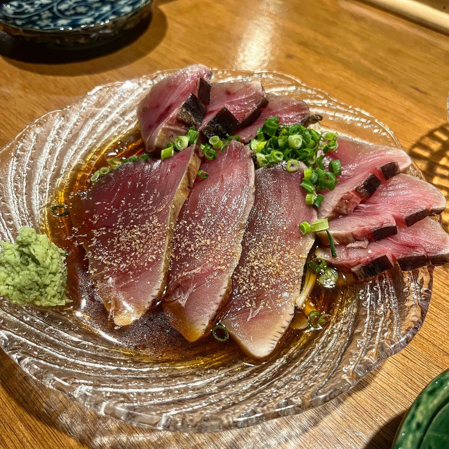 📍부산_동래
🏷️파치파치🐟

🥇동래에 최애 단골 이자카야 파치파치!  예약필수에요📌
한번도 안간사람은 있어도,, 한번 가면 단골되버리는 이자카야에요🤭
마치 일본현지에서 먹는 느낌이랍니다🎏

사케 종류도 정말 정말 많은데, 사장님이 추천을 잘해주세요😍
생선구이와 꼬치 맛은 말할것도 없고 사시미도 정말 맛있어요!
메뉴하나하나 다 맛있어서 도장깨기 중😆 

✔️고마사바(고등어회) 1.8
✔️사바이소베마끼(고등어마끼) 2.1
✔️참다랑어사시미 2.7 
✔️꼬치 1개당 0.3~0.35 

사시미 종류는 그때마다 조금씩 바뀌어요! (삼치,참치등)
고등어마끼는 밥없이 고등어,생강,시소 이렇게 말아주시는데 양도 많고 제입맛에 딱이에요!
시소 별로 안좋아하시는 분은 미리 빼달라고 하시면 좋을것 같아요! 
너무 자주가서 사진 고르는데 어려웠네요🤣

.
.
.
#모꼬모꼬 #모꼬모꼬부산 #동래 #동래술집 #동래맛집 #파치파치 #동래파치파치 #훈혁 #부산맛집 #부산술집 #이자카야 #부산이자카야 #동래이자카야 #동래맛집추천 #동래술집추천 #부산이자카야추천