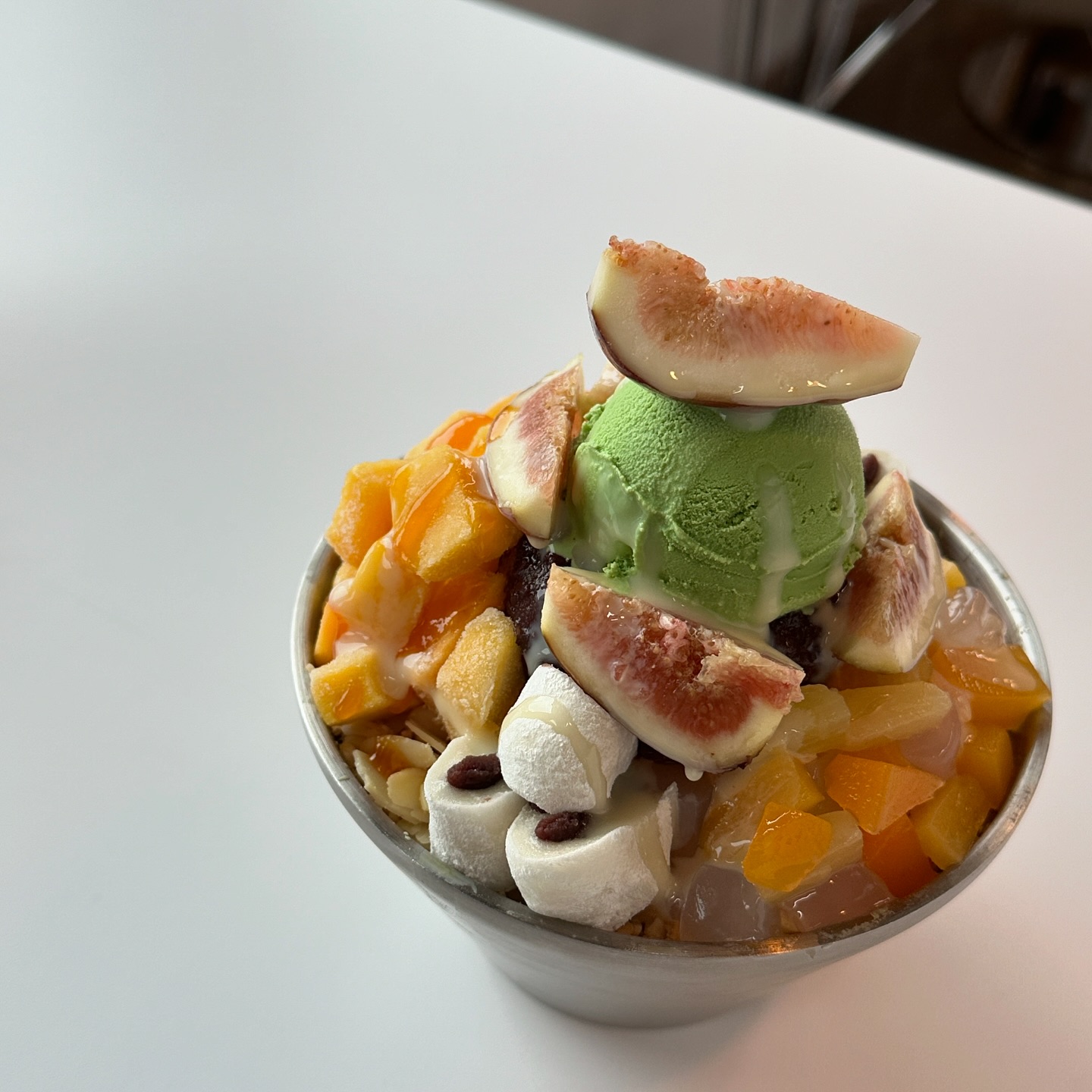경주보문단지 근처 디저트 맛집 #경주가볼만한곳

✅ 경북 경주시 북군3길 12-22
⏰ 매일 10:00 - 21:00 (정기휴무 수요일)
☎️ 0507-1361-1450

[1] 관광지 주변 위치
경주월드, 동궁원, 한화리조트 등
다양한 관광지 주변에 있는 곳이에요

[2] 애완 동반 가능
애완 동반이 가능한 곳이라서
애완견과 함께 카페를 즐길 수 있는 곳이에요

[3] 빙수 맛집
동궁 커피는 다양한 디저트가 있는데
비주얼이 정말 장난 아닌 빙수가 맛있는 곳이에요

동궁 녹차 빙수	19,900
캐모마일 시나몬틱	7,000
생과일 복숭아 주스	7,000

[동궁 녹차 빙수]
제철 과일로는 망고, 무화과, 파인애플 등
다양한 과일이 들어갔고 팥도 양껏 들어있어서
실컷 빙수를 즐길 수 있었어요

[생과일 복숭아 주스]
보문 단지 근처 디저트 맛집 경주가볼만한곳
동궁 커피의 생과일 100% 주스와 시그니처 음료를
주문해서 먹어 봤어요

[캐모마일 시나몬틱]
캐모마일의 향긋함과 시나몬 가루가 있어서
달달하면서 은은한 향이 정말 좋았어요

캐모마일 시나몬틱은 
위쪽에 부드러운 크림이 한가득 있었는데
정말 부드럽고 촉촉했어요

#협찬 #경주카페 #경주맛집 #경주가볼만한곳 #경주여행 
#경주동궁원근처맛집 #경주동궁원카페 #경주 #경주빙수맛집 #경주 #경주카페추천 #보문카페 #보문단지카페 #동궁커피 #경주빙수맛집 #경주크로플맛집