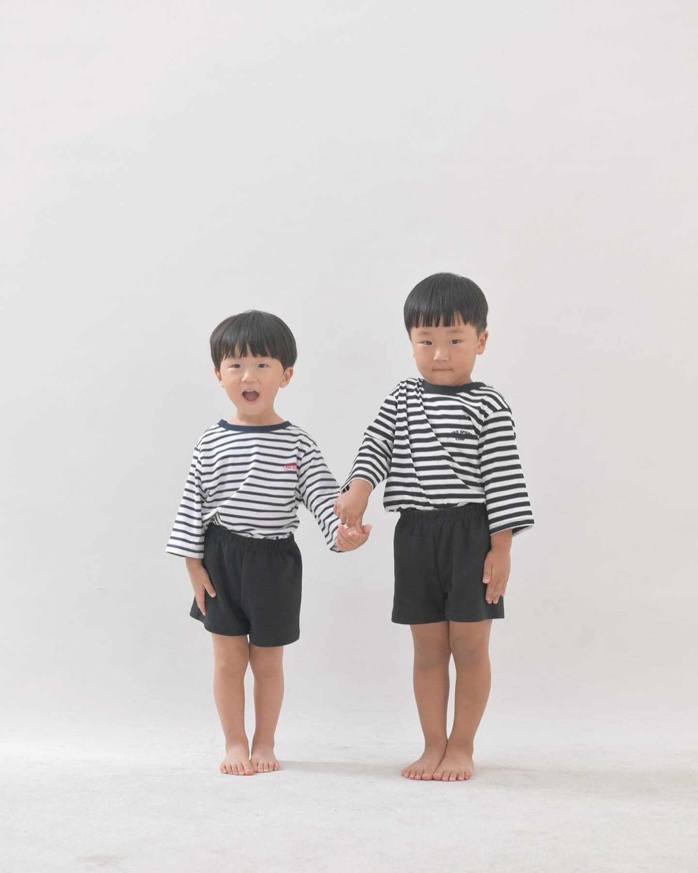 ෆ⸒⸒
 
아직 수정본 셀렉도 안했지만
너희가 너무 귀여워서 참을 수 없어 올리는 피드..❤︎
 
가족사진 찍는 중에 형제샷 찍어주셨는데
너무 이뽕🫶
둘째가 좀 낯설어해서 표정이 안이뻤는데
한 두장은 건진듯!😅
 
역시 울 애기들🤎
 
사진 찍고 담날부터 열 오르고 구내염 걸리고
난리인데ㅜㅜ 얼른 건강해지자!
사랑해🫶🫶
 
 
 
#가족사진 #형제 #형제샷 #아들맘 #아들육아 #형제육아 #아이사진 #아기사진#스튜디오