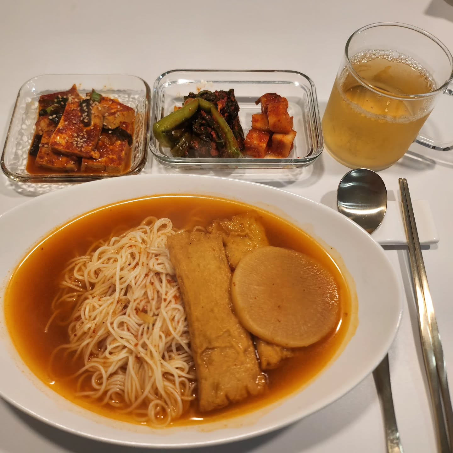 호야석식😋

어묵국수🍜
두부조림 갓김치 깍두기

#호야석식 #신혼부부저녁 #신혼집밥 
#뜨끈한국물 #밥상스타그램 #집밥메뉴