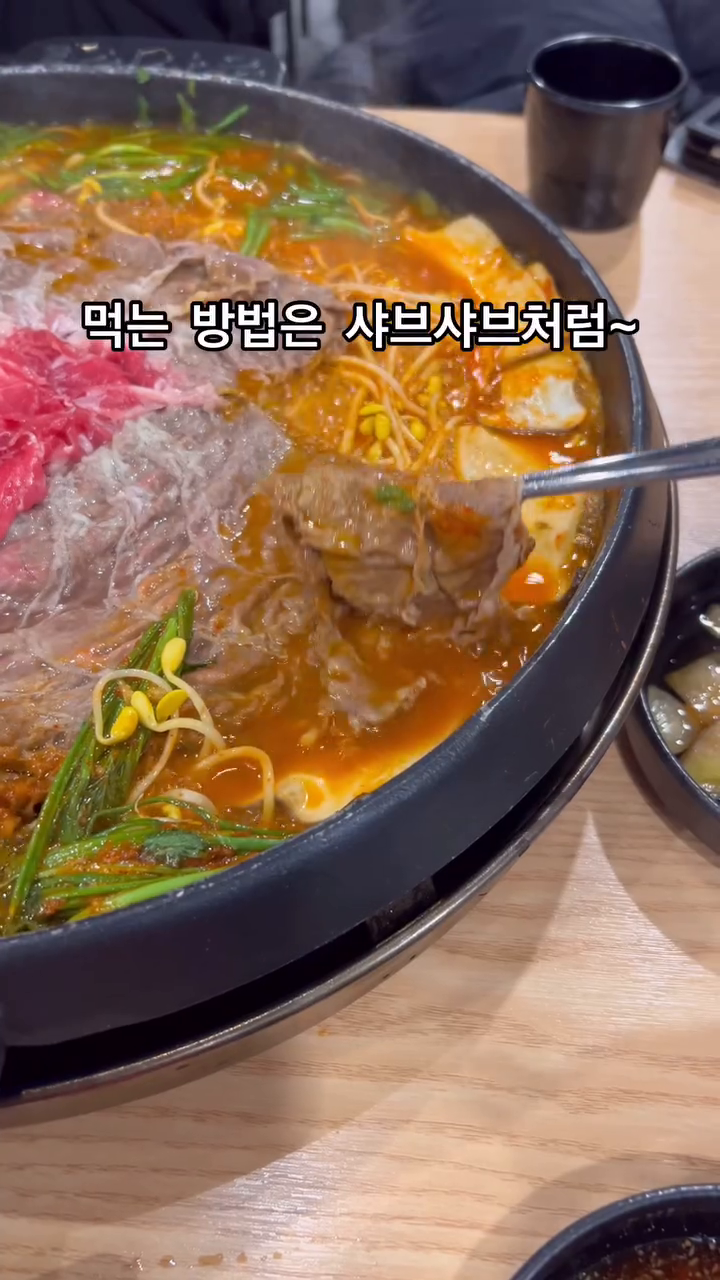 #협찬 고기이불 덮을 수 있는 곳 #신사우물갈비

천안 신부동에 새로 오픈한 신사우물갈비 ~

듣던 명성대로 웨이팅 살짝 하고 들어갔어요!
기본 밑반찬으로는 어묵볶음, 양파절임, 동치미

산더미 물갈비는 2인분을 주문했는데 4인분이
나오더라구요ㅋㅋ 진짜 양 많은 집 인정👍

고기 이불 안에는 콩나물, 당면, 고기, 떡 가득🤤
같이 나온 소스에 찍어먹으면 더욱 맛있습니다

그리고 여기 볶음밥은 필수인 거 아시죠?!
배부르다고 그냥 가지 마시고 무조건 주문하세요
남으면 포장도 가능하니까요😉

📍천안 신부동 신사우물갈비
신부동 738

🕐운영시간
화-일 11:30-23:00 (매주 월요일 휴무)

💲주문
산더미물갈비 21,000원 2인분
계란찜 3,000원
볶음밥 3,000원

🚘⭕️,👶아기의자 있음

#천안맛집 #신부동맛집 #천안신부동맛집 
#산더미물갈비 #물갈비 #천안갈비 #천안불고기 
#갈비맛집 #천안회식 #천안데이트 #천안터미널맛집