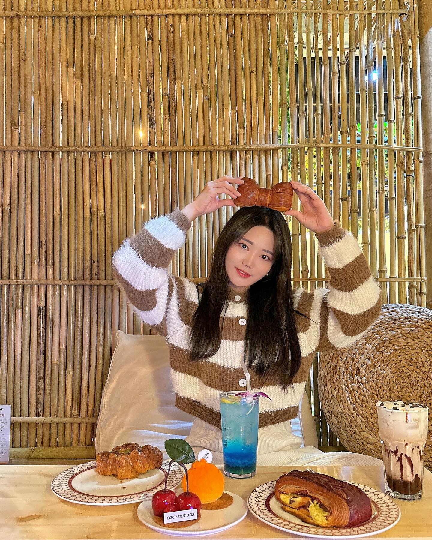 #협찬 

홍대에 위치한 600평 규모의 대형카페 
코코넛 박스에 다녀왔어요🥥

들어서자 마자 동남아 분위기 물씬 나는 인테리어에 방갈로가 있고, 베이커리 종류가 다양해 너무 좋았어요😍

대형 볼풀장, NFT 갤러리 전시, 미디어 전시까지 함께 즐길 수 있어 데이트로도, 아이와 함께 가도 즐거운 시간 보낼 수 있으니 
홍대 가신다면 이색적인 카페 코코넛박스 추천해요👍🏻

아메리카노(5,800)
언더더씨(8,500)
허쉬 리얼 초코라떼(9,500)
리본 페스츄리(6,000)
뺑스위스(6,000)
에그모닝 크로와상(6,000)
소금빵(3,500)
라봉(9,500)
체리체리(8,000)

📌 서울 마포구 홍익로3길 20 지하 2층
⏰ 화~금 09:00~20:00
  토~월 09:00~21:00

.
.
.
.
.

#코코넛박스 #홍대카페 #홍대카페추천 #홍대베이커리 #홍대베이커리카페 #홍대브런치 #홍대대형카페 #홍대빵집 #서울핫플레이스 #서울카페 #코박포토콘테스트 #먹스타그램 #일상 #데일리 #daily #데일리룩 #dailylook #오오티디 #ootd #소통 #인친 #선팔하면맞팔 #좋아요 #좋아요반사 #좋반 #좋반테러 #첫줄반사 #likeforlikes #f4f