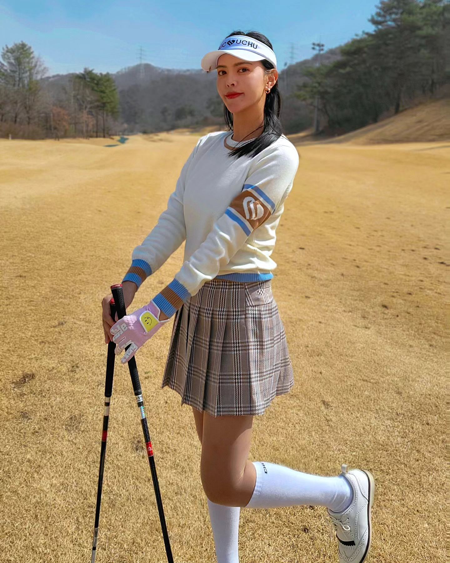 빨리 초록이 잔디랑 벚꽃이 피면 좋겠어유 🌸🌸 

이쁜 츄큐츄골프복 넘나 사랑해 😚🩷 
덕분에 공도 덕분에 쑉쑉맞고 버디도 두개 했나봐🤭
이쁜옷 입으면 기분좋응가봉가 

근데 이번 주말 공치로 갈라구러눈데 날씨...제발..좋아라
비는 왜자꾸 뜨냐 😐

👗chucuchu_official