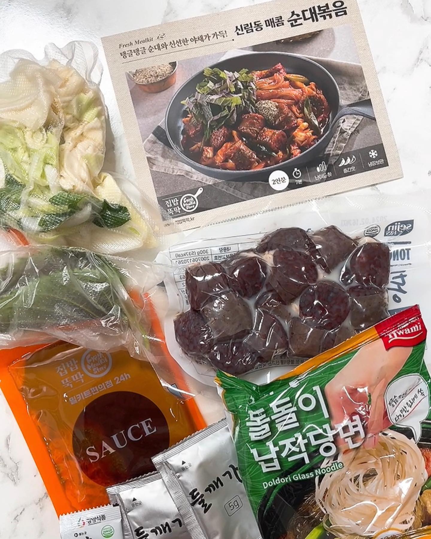 간단하고 맛있는 집밥 요리는
약수역 #집밥뚝딱약수점 

신림동 매콤 순대볶음🌶️
탱글탱글한 순대와
신선한 야채들이 
가득 들어 있어요✨
매콤하고 감칠맛 나는 소스에
들깨가루가 더해져
매콤 고소한 맛도리에요🤤

짜장의 풍미가 깊은 짜장떡볶이🧆
맵지 않아 아이, 어른, 남녀소소
모두가 좋아할 jmt이랍니다👍
야채도 신선해서 
즉석떡볶이 느낌이 낭낭해요🥬
3인분으로 양이 많아
가성비도 좋아요👏🏻

집에서 하기 어려운 요리와
다양한 종류의 집 반찬들이 있어
집밥 뚝딱에 가면
반찬 걱정 없겠어요😀

집에 친구, 가족, 지인들과 함께
배달 음식보다는 
간편하고 맛있게 
한 끼 뚝딱 하고 싶을때
추천합니다🌟

#집밥뚝딱#집밥뚝딱약수점#약수역맛집#약수맛집#신당동맛집#신당맛집#서울중구맛집#신당동밀키트#약수역밀키트#약수밀키트#신당밀키트#약수역떡볶이#약수역찜닭#약수역부대찌개#박군#박군밀키트#신당동반찬#약수역반찬#약수혼밥#신당혼밥