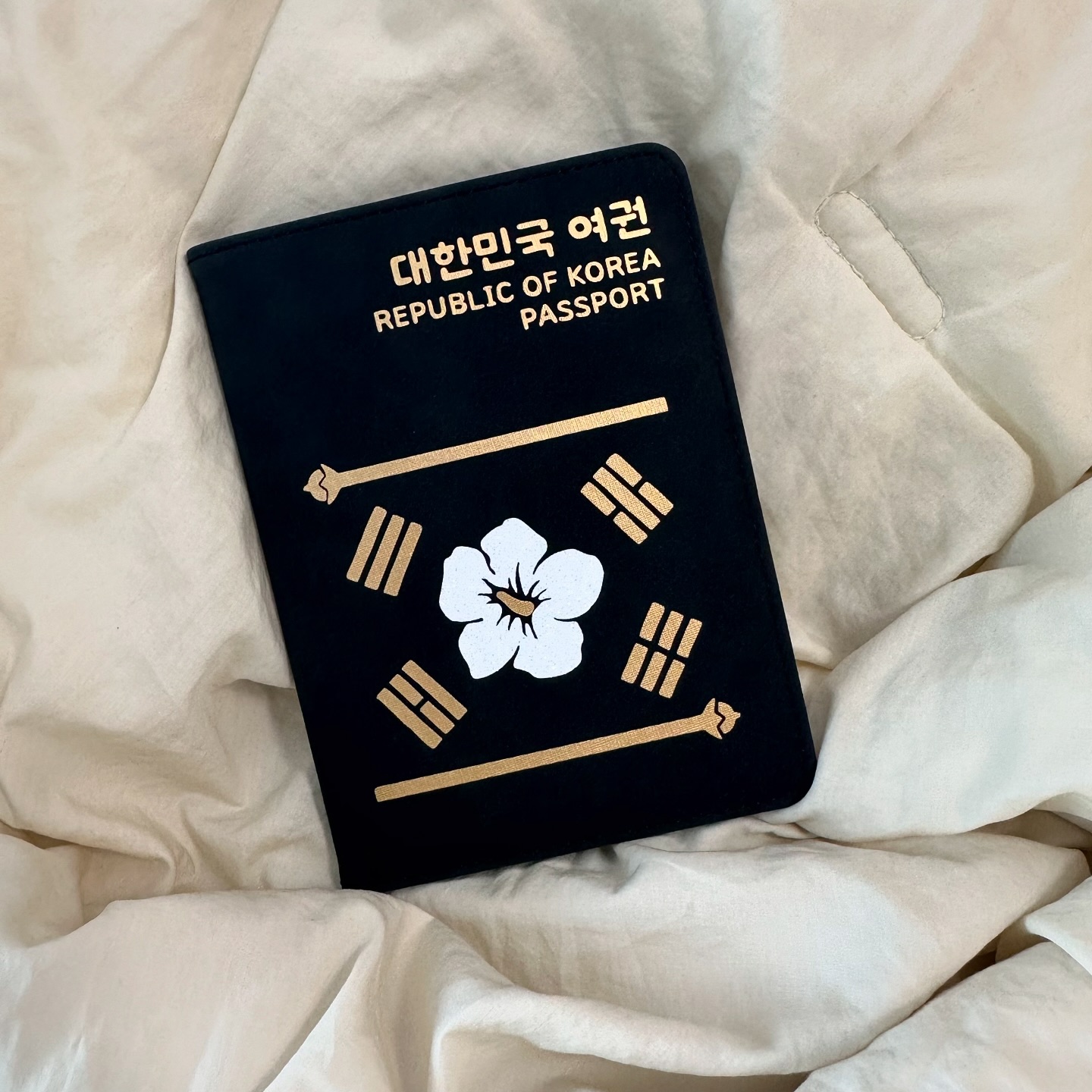 #협찬 

국뽕차오르는 포버블릭 해킹방지 여권케이스 🇰🇷

수작업우로제작하는 포버블릭 해킹방지 여권케이스는
6가지디자인과 두가지컬러로 구매하실 수가있어요~ 
저는 한참 고민 후에 무궁화디자인의  남색컬러 선택! 

무궁화 부분응 반짝반짝여서 더 이쁘더라구요~ 

유심칩과 카드꽂는부분도있어서 지갑도 필요없고
유심칩잃어버릴 걱정 끝! 

해킹방지 기능까지 있으니~ 더더욱 최고애요😋

요번 여행갈때 쓸생각에 벌써 신나네요! 

 #여권케이스 #단체선물 #기업답례품