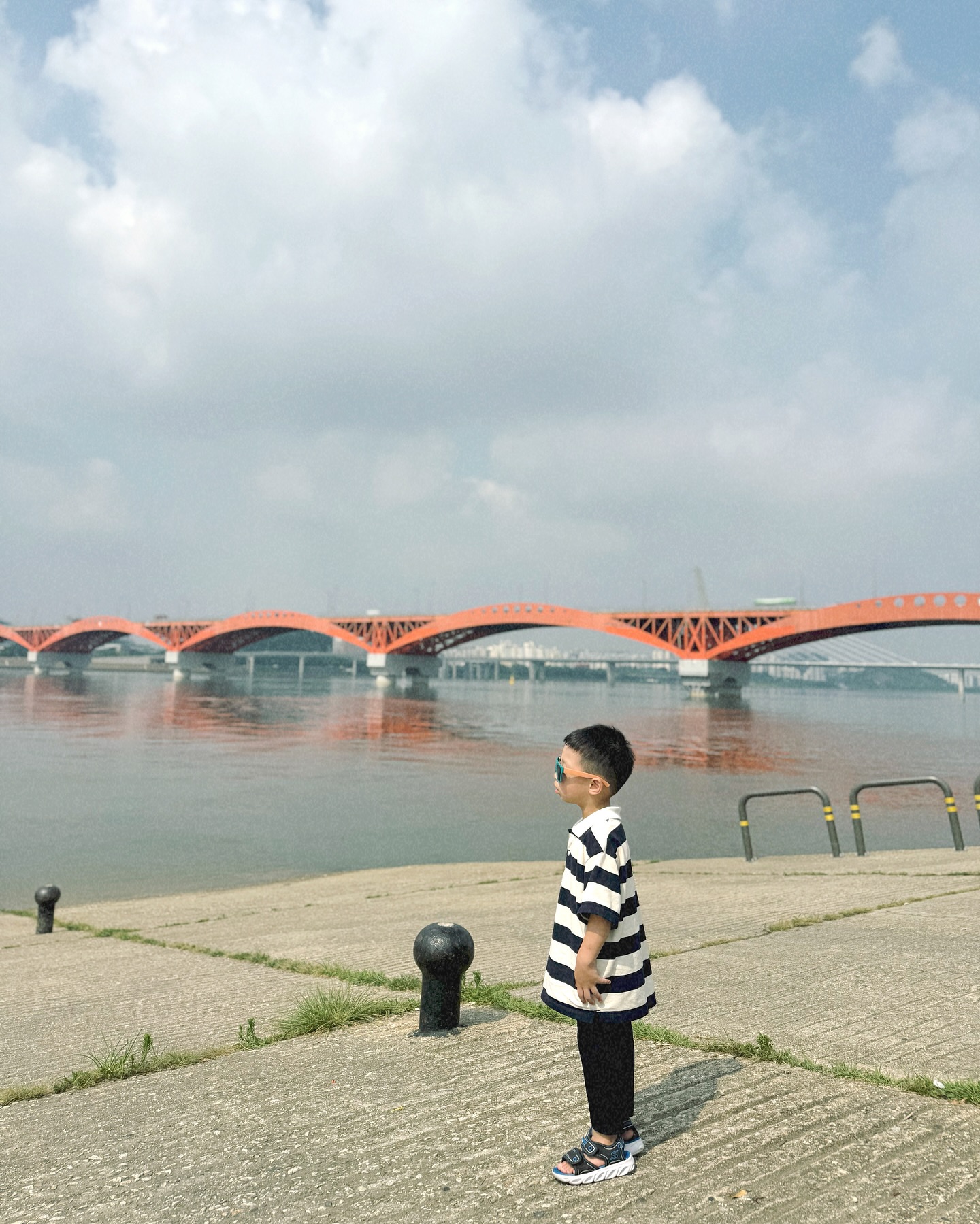 같이 가던, 혼자 가던 한강 공원에서 데이트한날 
성산대교뷰 보며 도란도란 

매미소리, 너무 더웠던 날씨도
꿇여먹은 라면도 너무 완벽 그 잡채 

내가 더 애쓰고 선명하게 살아가려는 이유 ✨