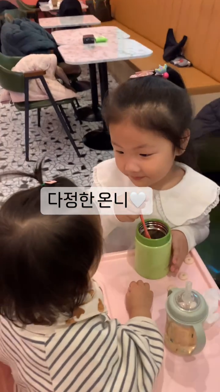 “입에 있으면 꿀꺽 삼키고먹어~~”
키카가자마자 친구 동생 밥부터 챙겨주거픈 지우.. 네동생하나있으면 너가 다키워줄거같다
그치만 미안 그럴일은 일어나지않아..^^+
#빨리태어났어야했는데
#다정한언니 #지우짱