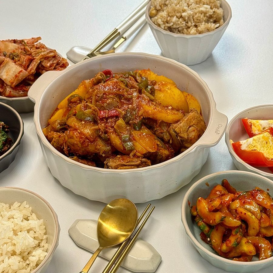 하니쿡👩🏻‍🍳
비도오고 칼칼한 국물 있는게 땡겨서 만든
닭볶음탕! 냉장고에 두반장이 있어서 두반장 넣고
만들었는데 너무너무 맛있잖아?!
아니 근데 옛날엔 감자가 싫었는데
요즘은 감자가 너무 맛있네?  나이가 들면 입맛도 변한다는..ㅎㅎ
감자 국물에 으깬다음 닭고기랑 쓱쓱 비벼서 먹으면👍

비가 많이 오던데 다들 조심하세요☔️