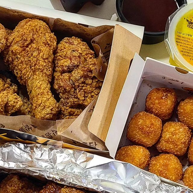 삐그 | 대구맛집 경산맛집 캠핑 여행 on Instagram: "🎈 경산 배달 #쌀통닭 🎈 #협찬 ✔ 쌀통닭 반반(후라이드/간장) 19.9 ✔ 미니단짠치즈볼 5.0 ✔ 양념소스 (매콤달콤맛) 0.5 쌀통닭 치킨은 밀가