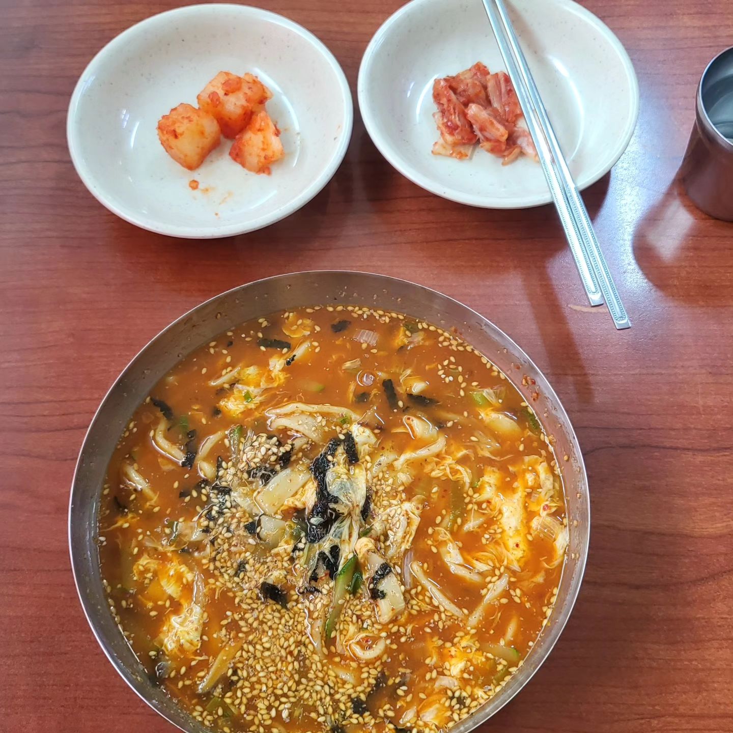 강릉 장칼국수의 메카, 강릉 #금천칼국수

존재를 몰랐다가 종종 보는 스트리머의 추천으로 방문해본 금천칼국수. 방문 전 사진들을 보는데 사람이 많을땐 웨이팅이 있는 정도라고 한다. 

솔직히 혼밥 안될줄 알았는데 그냥 가능해서 놀랐다.

🍜 장칼국수(₩8,000)

가장 베이직한 장칼국수. 매운걸 원하시는 분들이나 매운걸 잘 못드시는 분들은 사전에 주문할때 요청하시면 된다.

맵찔이의 기준에서 장칼국수의 맛을 설명하자면 마치 불닭처럼 확 매운게 아니라 특유의 알싸한 매운맛. 고춧가루인진 모르겠지만 맛있게 매운맛이 느껴졌다.(맵기는 대략 열라면 수준 정도)

기본 손칼국수의 육수라고 볼 수 있는 멸치육수에서 쌈장을 풀고, 고춧가루를 좀 넣은 맛. 매운걸 좋아하시는 분들에겐 확실히 취향에 맞으실 것이다. 

​면이 공장식 면이 아니라, 손수 썰어서 만드는 면이기에 시간이 좀 걸리는 편, 균열하지 않는 면의 굵기가 식감을 좀 더 살리는 맛이다. 
면의 쫄깃함이 마음에 들었다.

반찬이 김치, 깍두기가 끝이라 솔직히 아쉽긴 했지만. 그래도 만족한 식사였다.

​
🚩 위치) 강원특별자치도 강릉시 강릉대로 445-1 1층 
⏳️ 영업시간) 화~일 10:30 -17:00(월요일 정기휴무)
☎️ 전화번호) 033-651-8687

#장칼국수 #강릉장칼국수 #강릉 #포남동 #포남동장칼국수 #장칼국수🍜 #foodie #강릉맛집 #스나랑 #장칼국수맛집 #내돈내먹