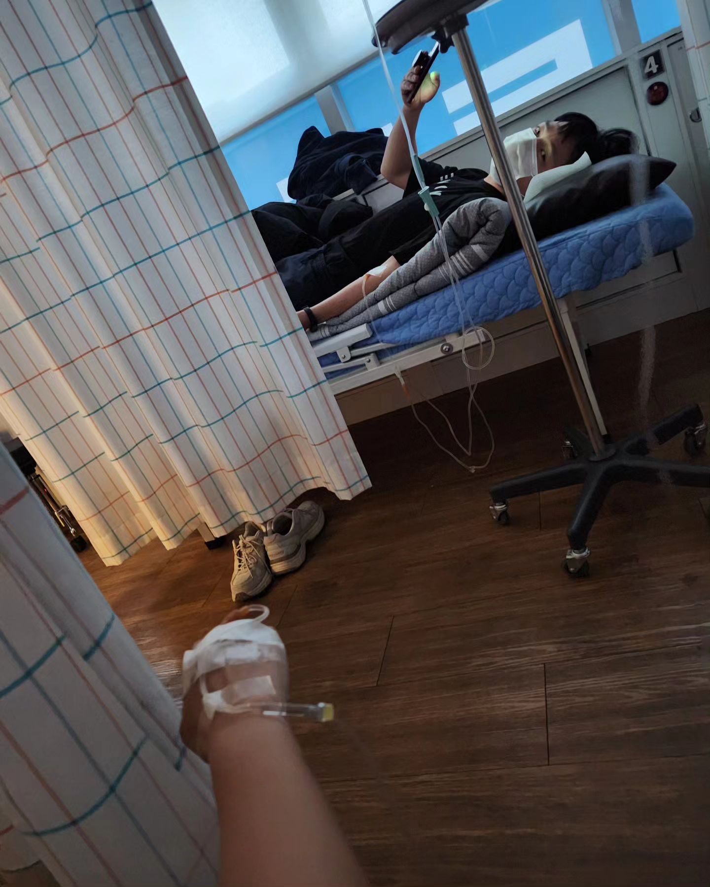 .
글램핑의 후유증으로 옥동부부는 
사이좋게 감기몸살에 걸려, 사이좋게 
병원에 가 링거 한 방💉.
한 명 아프면 나머지 한 명도 아파지는 
경우가 많은 우리;
이러면  병수발 해줄 수 있는 사람이 
없어진다요🥹

요즘 감기가 엄청나네요ㅠㅠ
다들 감기 조심하세요💊.
.
#별게다_사이좋고난리
#감기몸살 #글램핑후유증 
#유행따라감기걸림
#감기조심하세요
#옥이동이 #옥동부부 #부부스타그램
#달달한럽스타그램을가장한
#얼굴다팔려서이혼은안돼프로젝트
#더얼굴팔리게 
. 
#선팔하면맞팔가요
#소통환영 #팔로우반사 #맞팔선팔환영
#しんこんふうふ #新婚夫婦