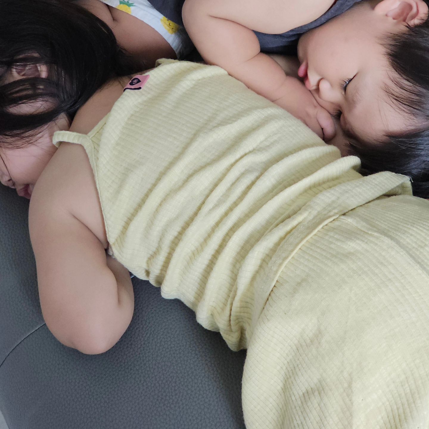 방학 동안 정말 즐거웠겠지만 사진 하나 찍을 틈도 없이 바빴던 엄마 아빠는 기절이야... ㅋㅋㅋㅋㅋ

10일 거의 대부분 물놀이, 하루 2번 외출은 기본에 네 명 모두 살이 듬뿍 탔지만 행복해

사실 덕분에 내내 6시 육퇴도 행복했음 •̑‧̮•̑‎