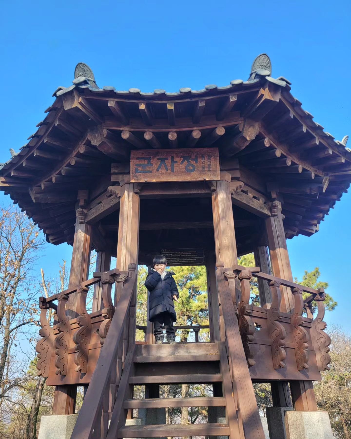 한결이랑 새해첫날 등산,
소원은 어떤걸 빌었는지 절대 이야기해주지 않지만
진지했으니 됐어♡

2024년 모두 기쁜일이 가득한 한해가 되길 바라며😍