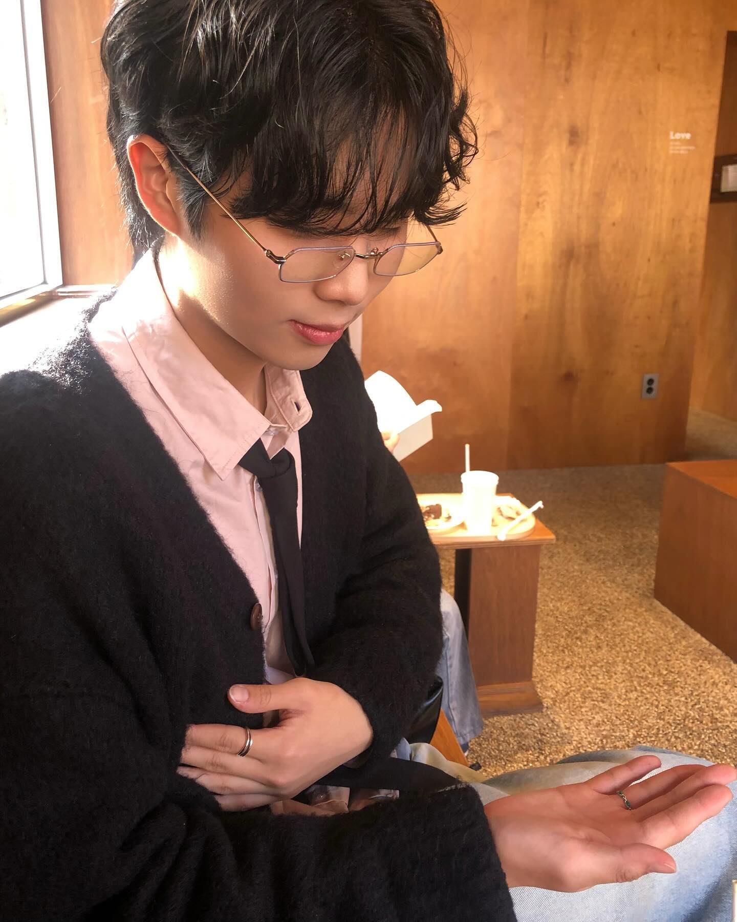 못말리는 아갓씨🤓
 
고릴라 친구가 생겼는데요, 이름은 라리에요🦍