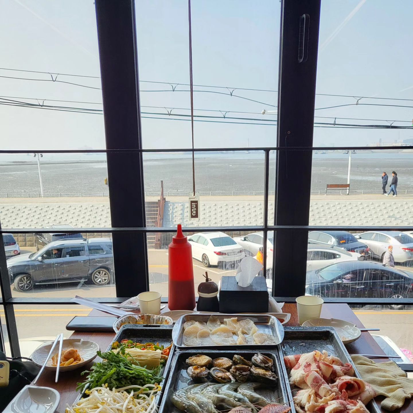 설연휴
오이도 총출동 ~~
달라진 설 분위기에 신나닌나
날씨까지 따뜻해 너무 좋으네요.
오이도 조개포차
삼합 한상차림
끝내주네요. 창가에서 먹는 조개 너무 맛나요.
친절하고 서비스 좋은 조개포차

#조개포차 #오이도 #오이도조개포차 #조개구이 
#오이도맛집 #설연휴 #오이도여행
#가족나들이 #설날